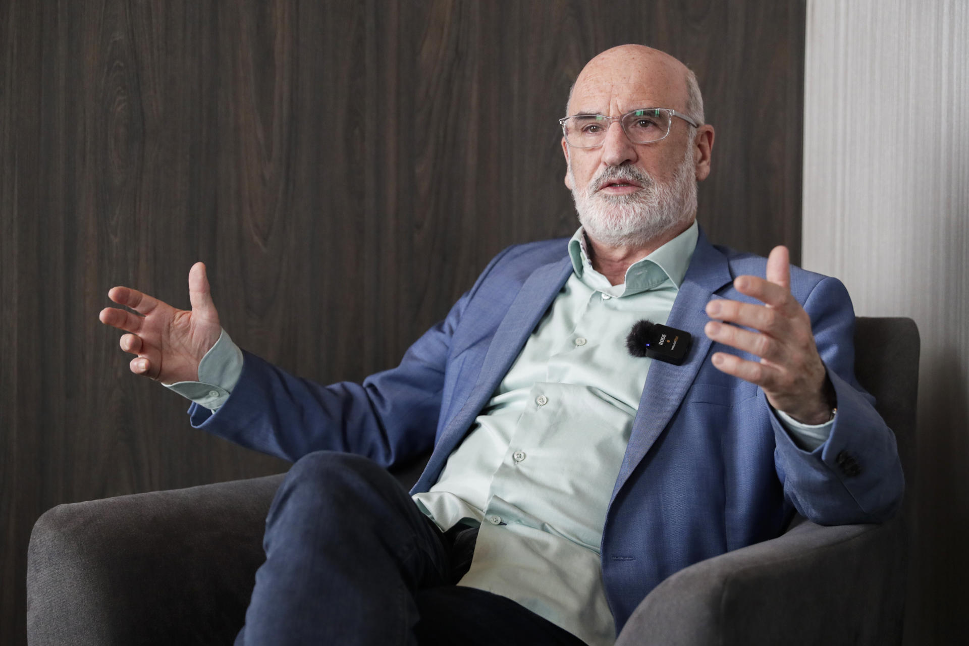 Fotografía del escritor español Fernando Aramburu hablando en entrevista con EFE en Bogotá (Colombia). EFE/ Carlos Ortega