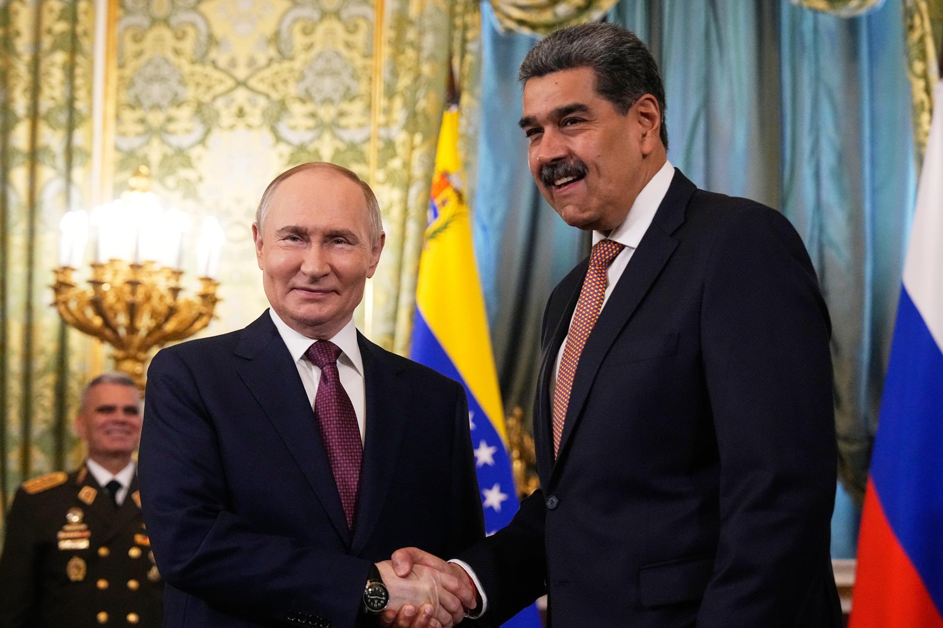 El presidente ruso, Vladimir Putin (I), estrecha la mano del presidente venezolano, Nicolás Maduro, durante su reunión en el Kremlin en Moscú, Rusia, el 07 de mayo de 2025. Rusia conmemorará el 80 aniversario de la victoria en la Segunda Guerra Mundial sobre la Alemania nazi y sus aliados el 09 de mayo. (Alemania, Rusia, Moscú) EFE/EPA/ALEXANDER ZEMLIANICHENKO / POOL
