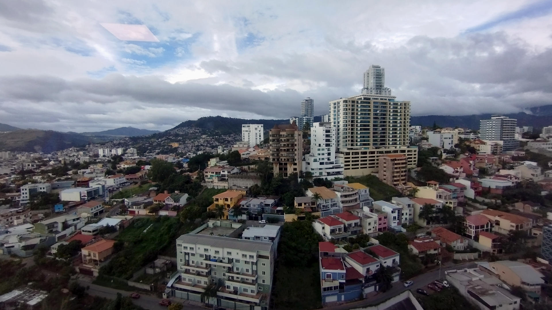 Fotografía panorámica de archivo de un sector de la ciudad de Tegucigalpa (Honduras). EFE/Gustavo Amador