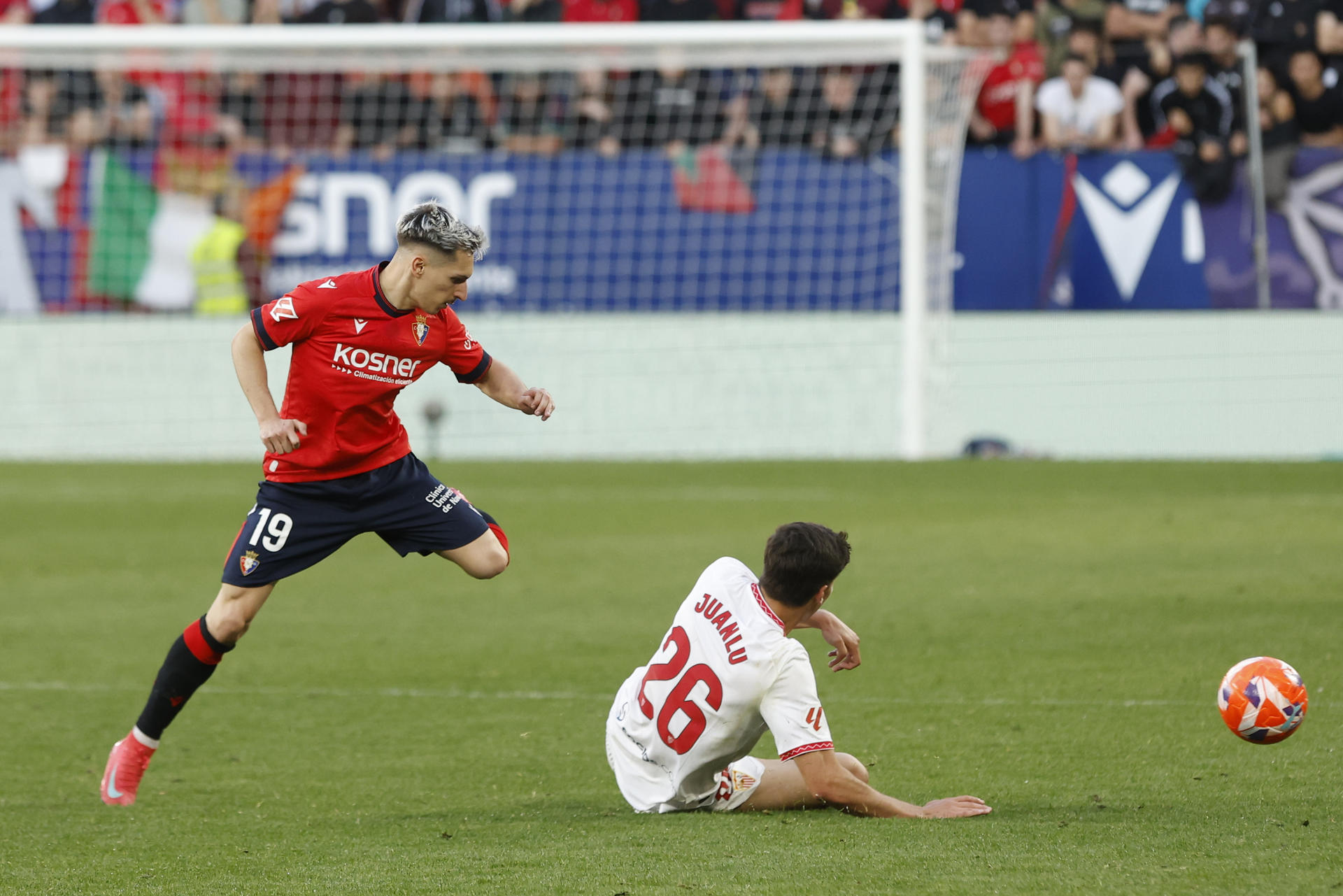 El delantero del Osasuna Bryan Zaragoza (i) lucha con Juanlu, del Sevilla, durante el partido de la jornada 33 de LaLiga EA Sports entre el Atlético Osasuna y el Sevilla FC, en el estadio de El Sadar, en Pamplona. EFE/ Villar López