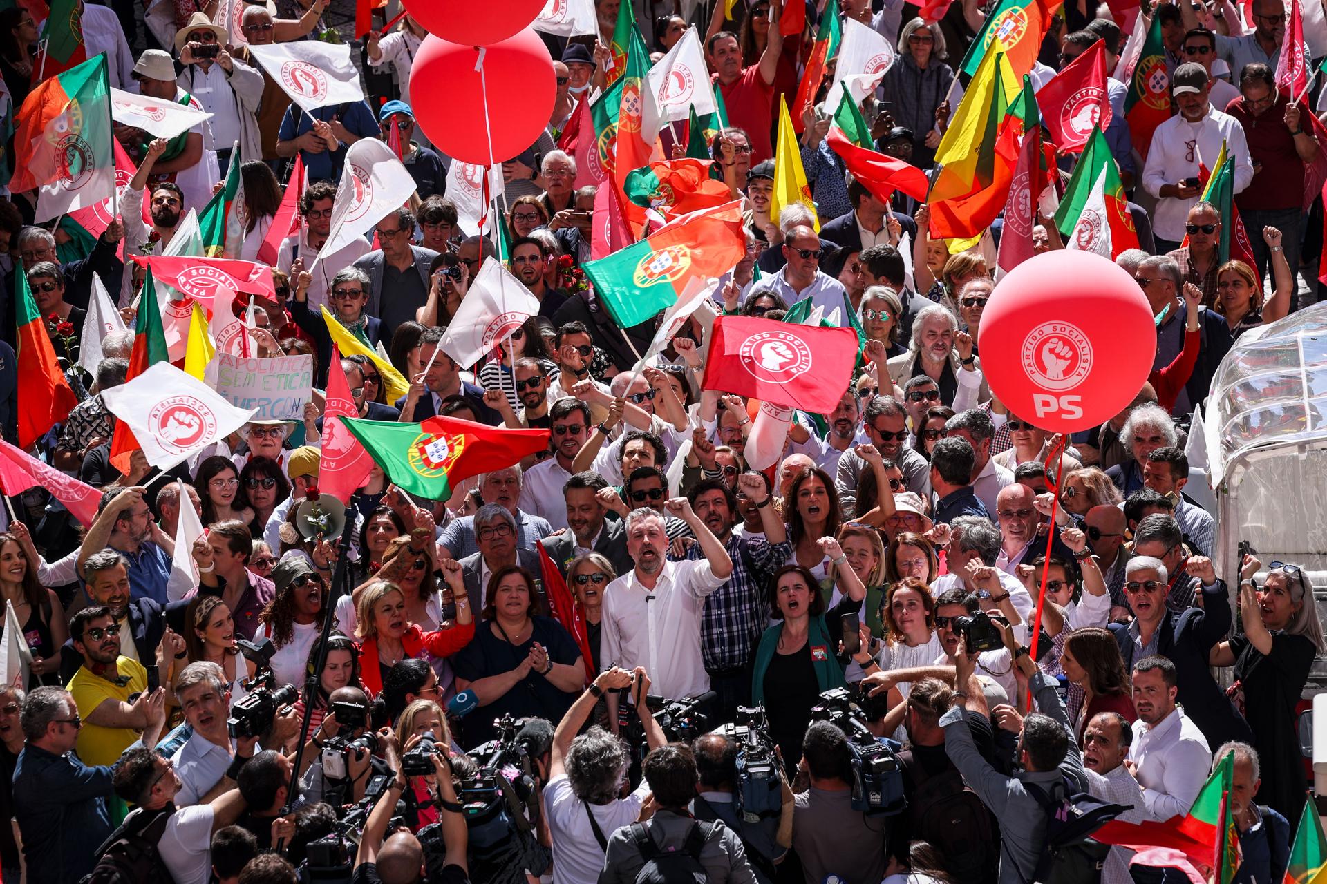 El secretario general del Partido Socialista (PS) Pedro Nuno Santos (C) durante un acto de campaña en Chiado en el último día de la campaña para las elecciones legislativas, en Lisboa, Portugal, 16 de mayo de 2025. Portugal celebrará elecciones legislativas anticipadas el 18 de mayo de 2025. (Elecciones, Lisboa) EFE/EPA/JOSE SENA GOULAO