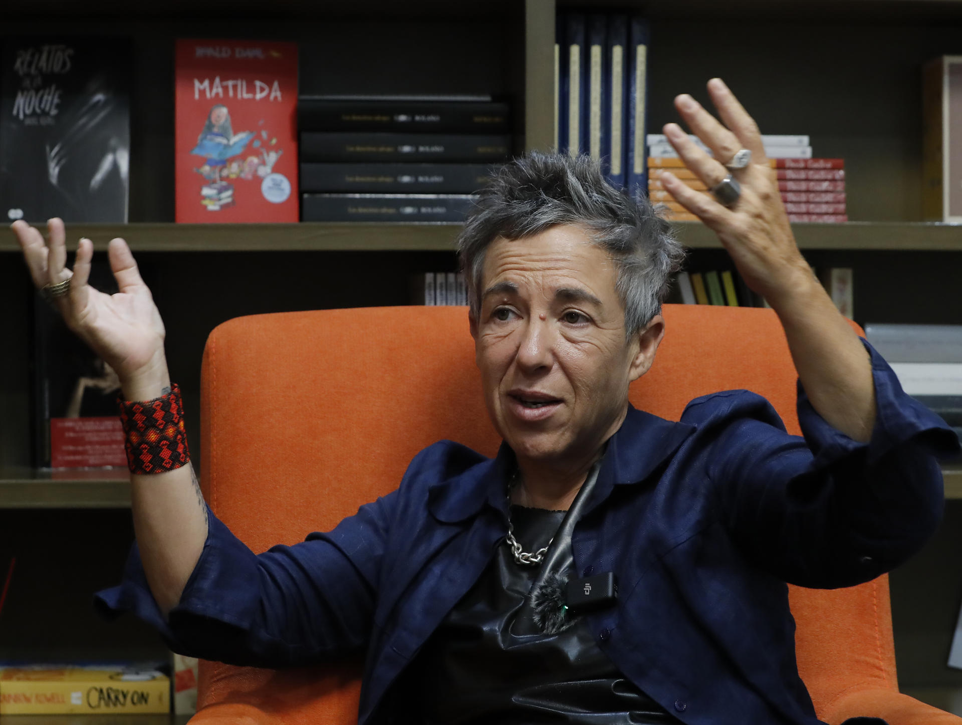 Fotografía del 4 de mayo de 2025 de la escritora argentina Gabriela Cabezón Cámara hablando durante una entrevista con EFE en Ciudad de México (México). EFE/ Mario Guzmán