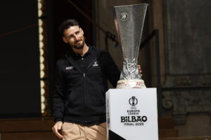 El exjugador del Athletic Aritz Aduriz, embajador de la UEFA para esta edición de la Liga Europa, posa con el trofeo de la competición. EFE/ Miguel Toña