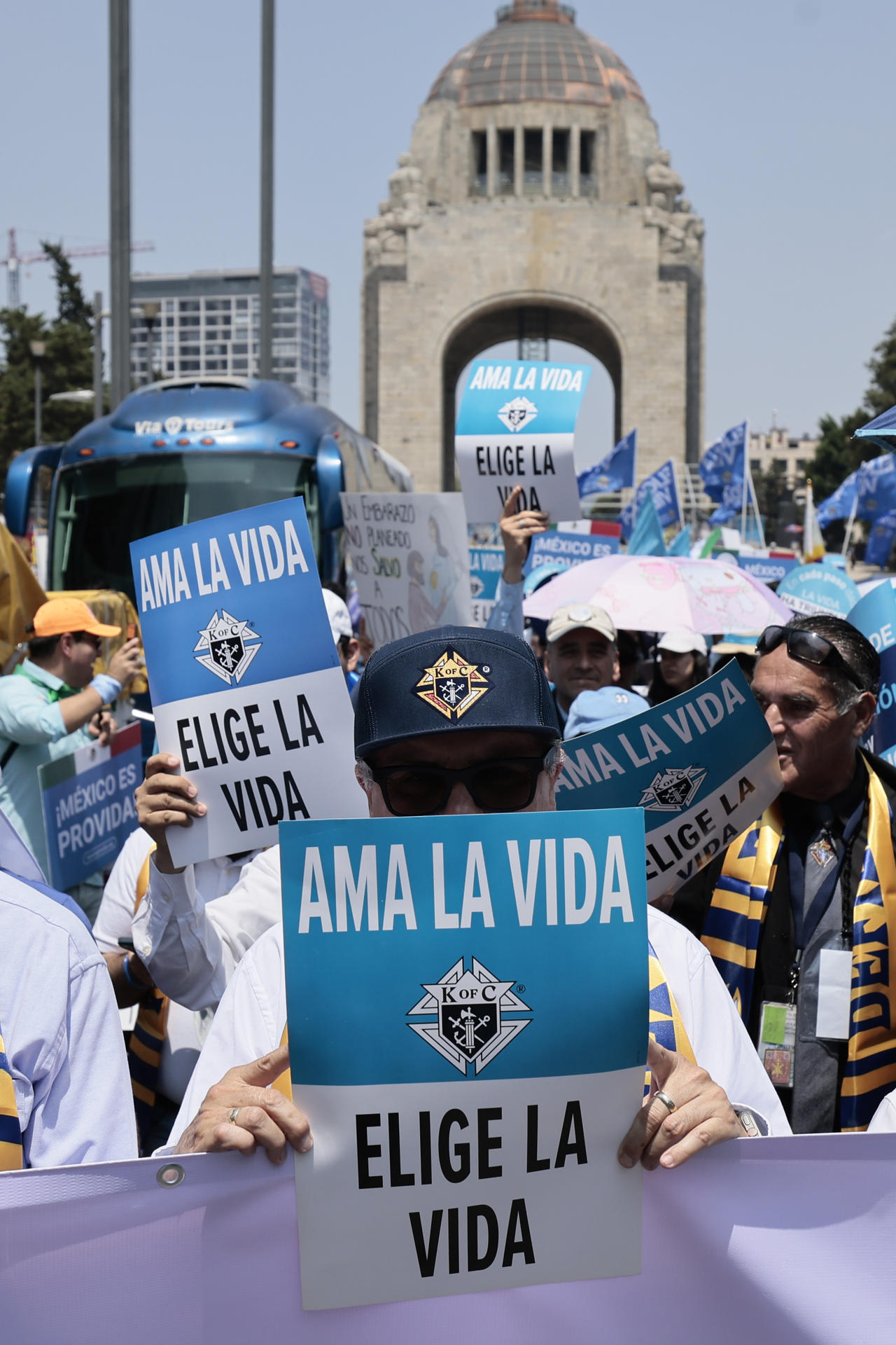 Miles de personas protestan en contra del aborto legal este sábado durante una marcha por las principales avenidas de la Ciudad de México (México). EFE/José Méndez
