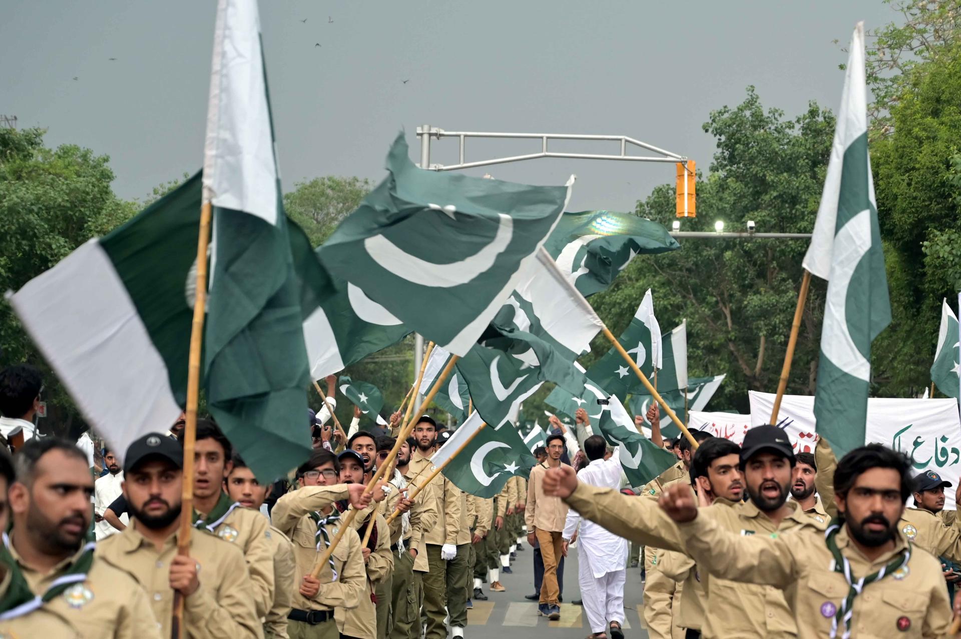 LAHORE (Pakistan), 11/05/2025.- Boy scouts pakistaníes celebran el alto el fuego con la India. EFE/EPA/RAHAT DAR 85550