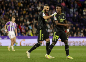 Vinicius jr. (d) junto a Karim Benzemá (i) y Vinicius Junior, durante el partido de Liga que disputó el Real Madrid contra el Real Valladolid en el estadio José Zorrilla, el 30 de diciembre de 2022. EFE/R. García