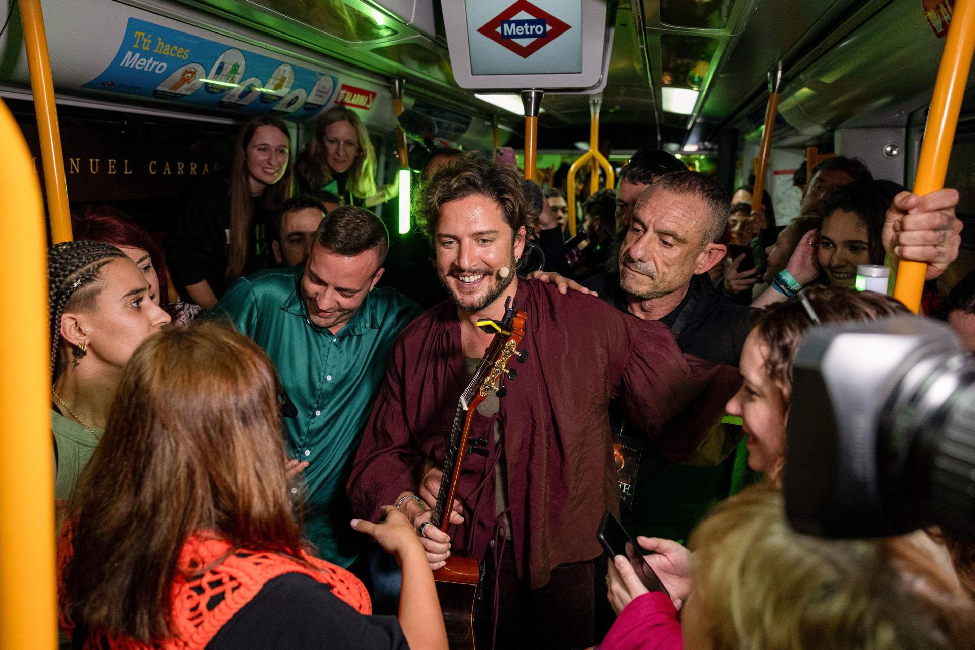 El cantante Manuel Carrasco durante el acto por el lanzamiento del disco Pueblo Salvaje , este jueves en el Metro de Ciudad Universitaria, en Madrid. EFE/ Daniel González