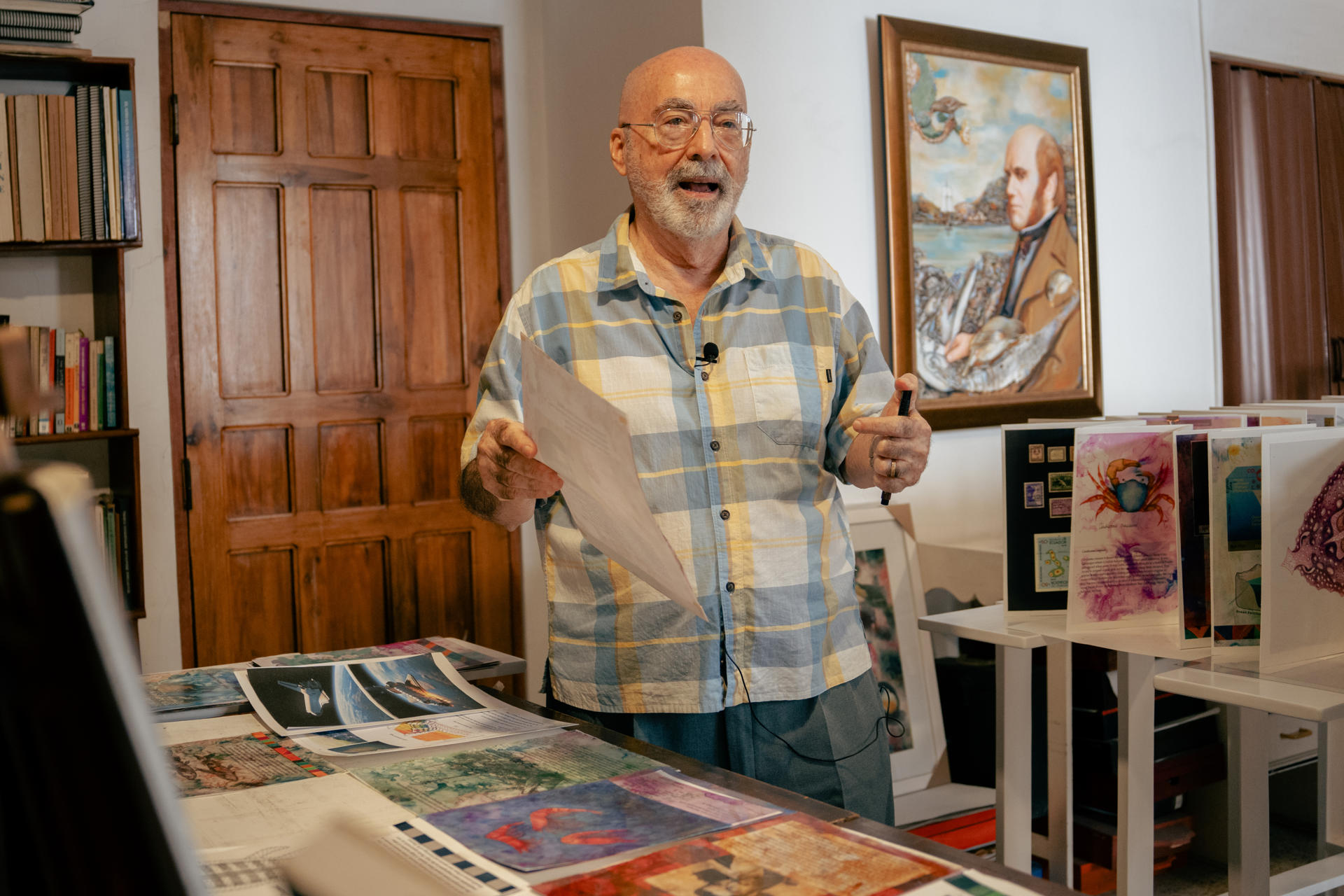 Fotografía cedida por David Rojas del investigador en ciencias marinas y acuarelista ecuatoriano, Roberto Jiménez, hablando durante una entrevista con EFE en su estudio en Guayaquil (Ecuador). EFE/ David Rojas