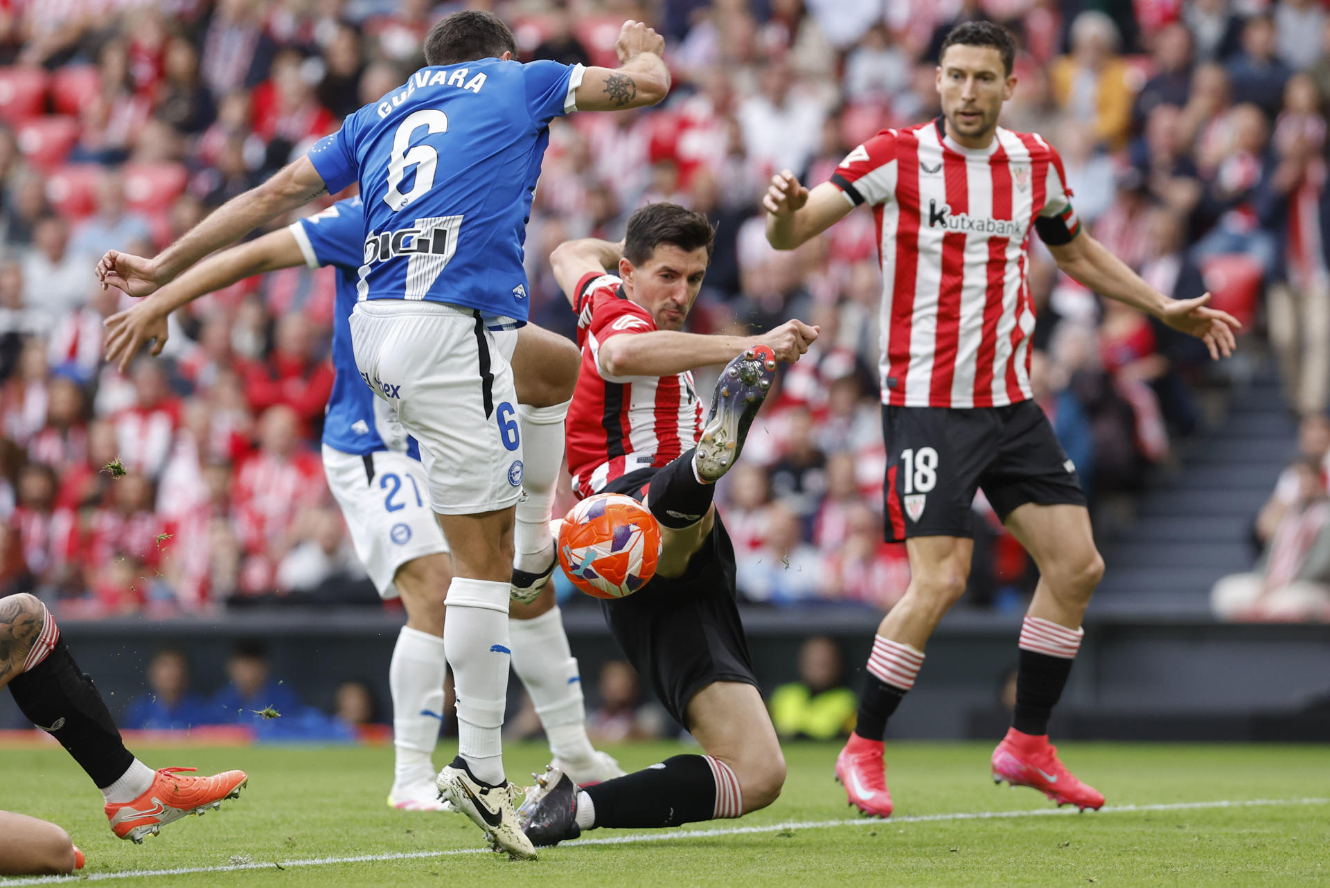 El centrocampista del Alavés, Ander Guevara (i), disputa el balón ante el defensa del Athletic Club, Dani Vivian, durante el encuentro correspondiente a la jornada 35 de Laliga EA Sports que disputan Athletic Club y Alavés en el estadio de San Mamés, en Bilbao. EFE / Miguel Toña.