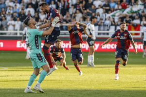 Los jugadores del Levante celebran el ascenso a Primera División tras ganar al Burgos CF este domingo en el partido de LaLiga Hypermotion celebrado en el Estadio Municipal El Plantío de Burgos. EFE/Santi Otero