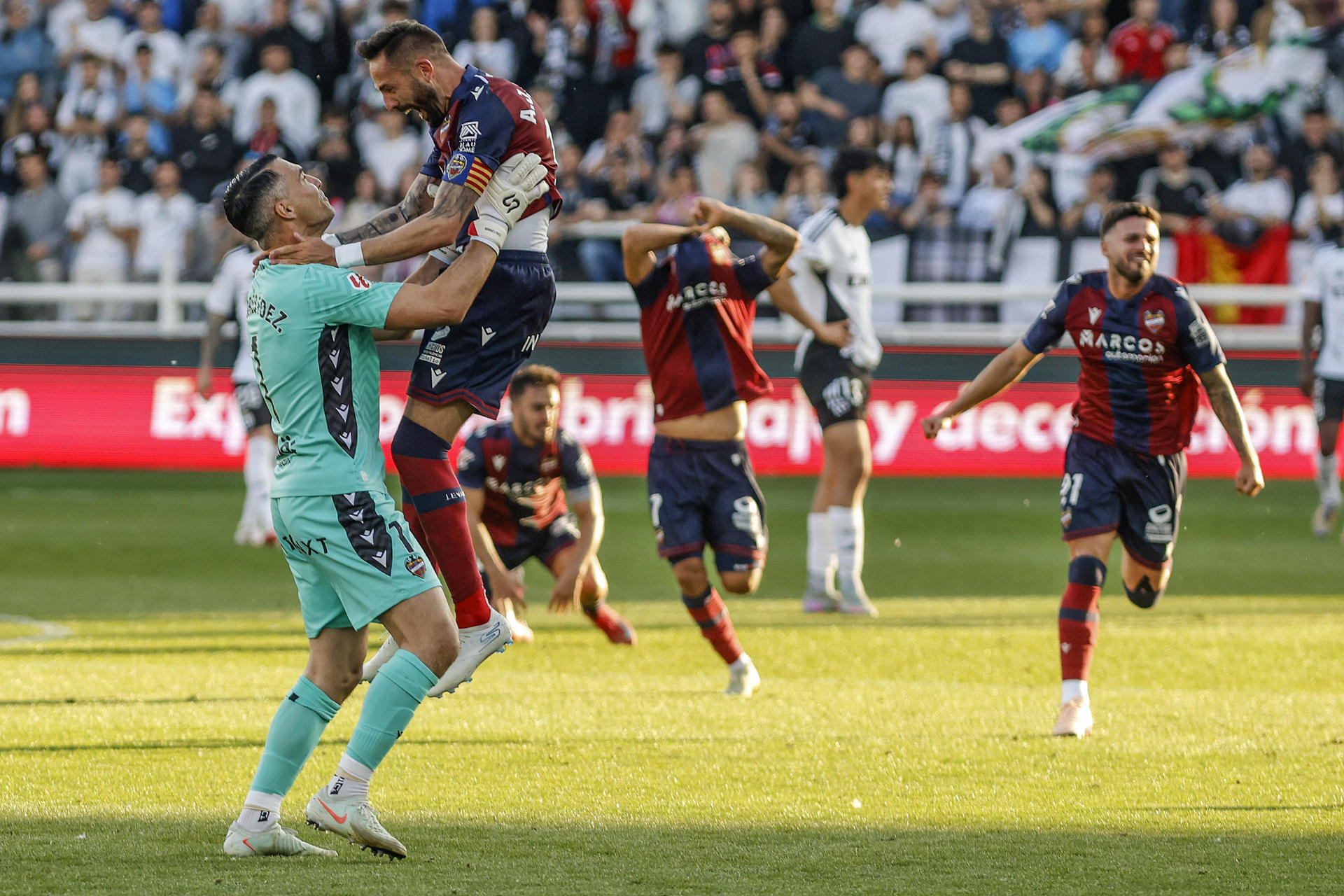 Los jugadores del Levante celebran el ascenso a Primera División tras ganar al Burgos CF este domingo en el partido de LaLiga Hypermotion celebrado en el Estadio Municipal El Plantío de Burgos. EFE/Santi Otero