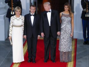 Fotografía de archivo de los presidentes de Estados Unidos, Donald Trump (2d), y de Francia, Emmanuel Macron (2i), junto a sus respectivas esposas, Melania Trump (d) y Brigitte Macron (i), bajo el pórtico de la Casa Blanca, en Washington (EE.UU.). EFE/Erik S. Lesser