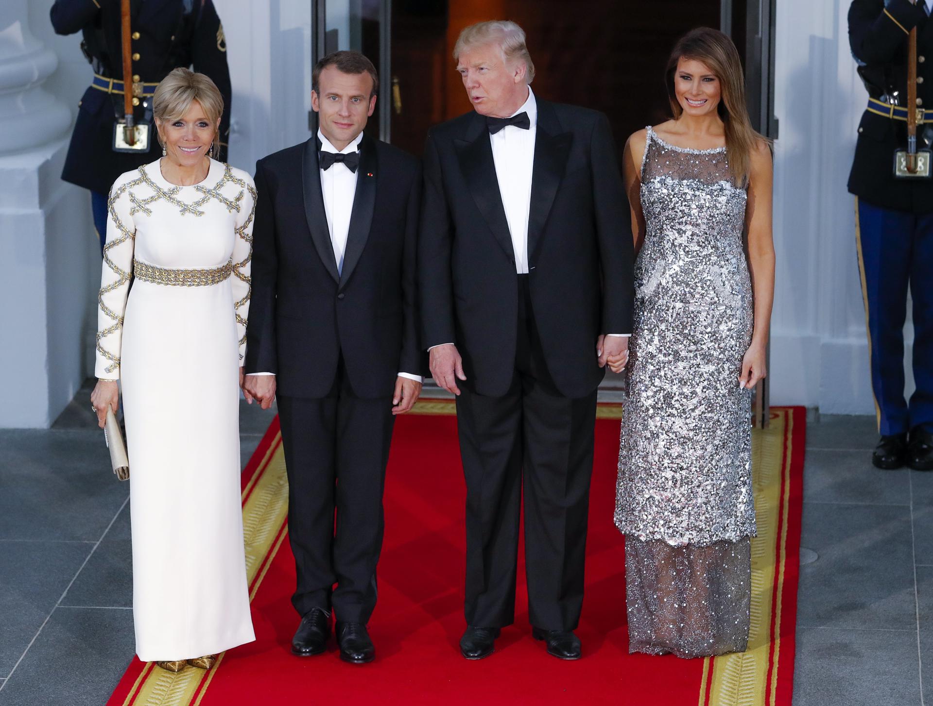Fotografía de archivo de los presidentes de Estados Unidos, Donald Trump (2d), y de Francia, Emmanuel Macron (2i), junto a sus respectivas esposas, Melania Trump (d) y Brigitte Macron (i), bajo el pórtico de la Casa Blanca, en Washington (EE.UU.). EFE/Erik S. Lesser