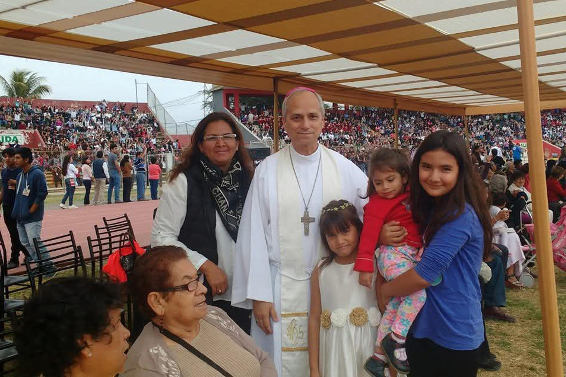 Foto tomada en 2018 y cedida por la familia Milagros Villanueva Reyes donde posan algunos de sus integrantes junto al entonces obispo Robert Prevost, en Chiclayo (Perú). EFE/ Familia Milagros Villanueva Reyes