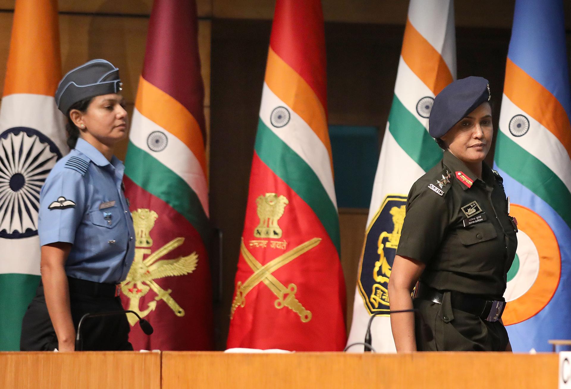Nueva Delhi (India), 07/05/2025.- Miembros de las Fuerzas Armadas de la India llegan para una reunión con los medios de comunicación sobre los ataques contra Pakistán EFE/EPA/HARISH TYAGI