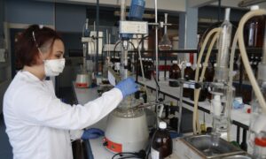 Imagen de archivo del 25/05/2020.-Una alumna del ciclo superior de formación profesional en la rama de Química Industrial durante una clase en el instituto de Jesuitas de Bilbao. EFE/Luis Tejido.