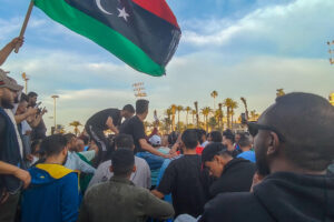 Fotografía de archivo, tomada el pasado 16 de mayo, de un grupo de manifestantes en los alrededores de la sede de la oficina del primer ministro del Gobierno de Unidad Nacional (GUN), Abdelhamid Dbebiba, para pedir su dimisión, en Trípoli (Libia). EFE/Mohamed Abdel Kader