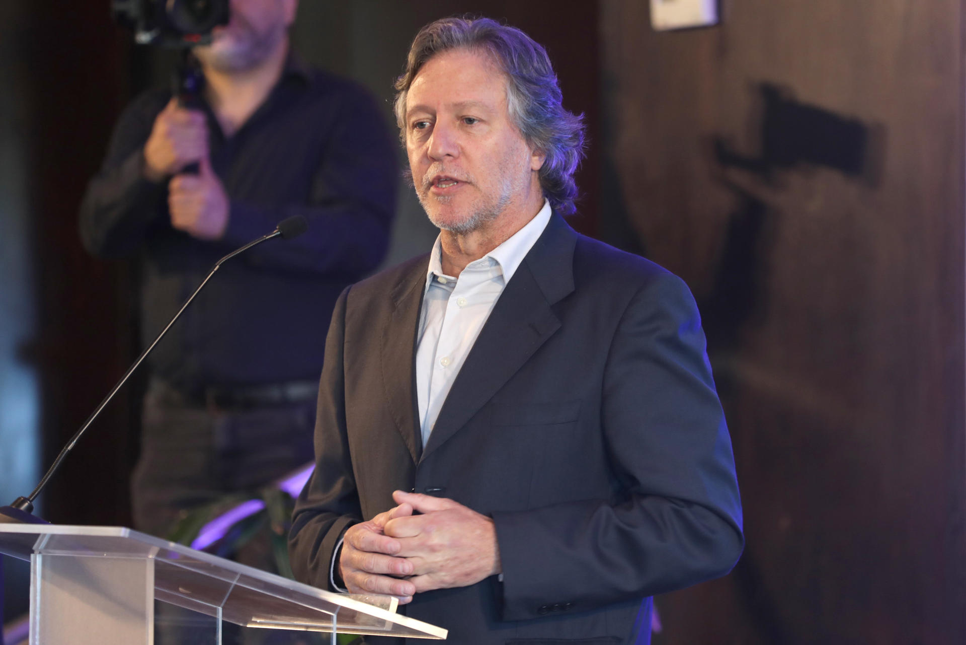 El director ejecutivo del Institut Pasteur de Montevideo, Carlos Batthyány, habla este miércoles durante un desayuno de trabajo organizado por el instituto científico en el Club de Golf de Montevideo (Uruguay). EFE/Alejandro Prieto
