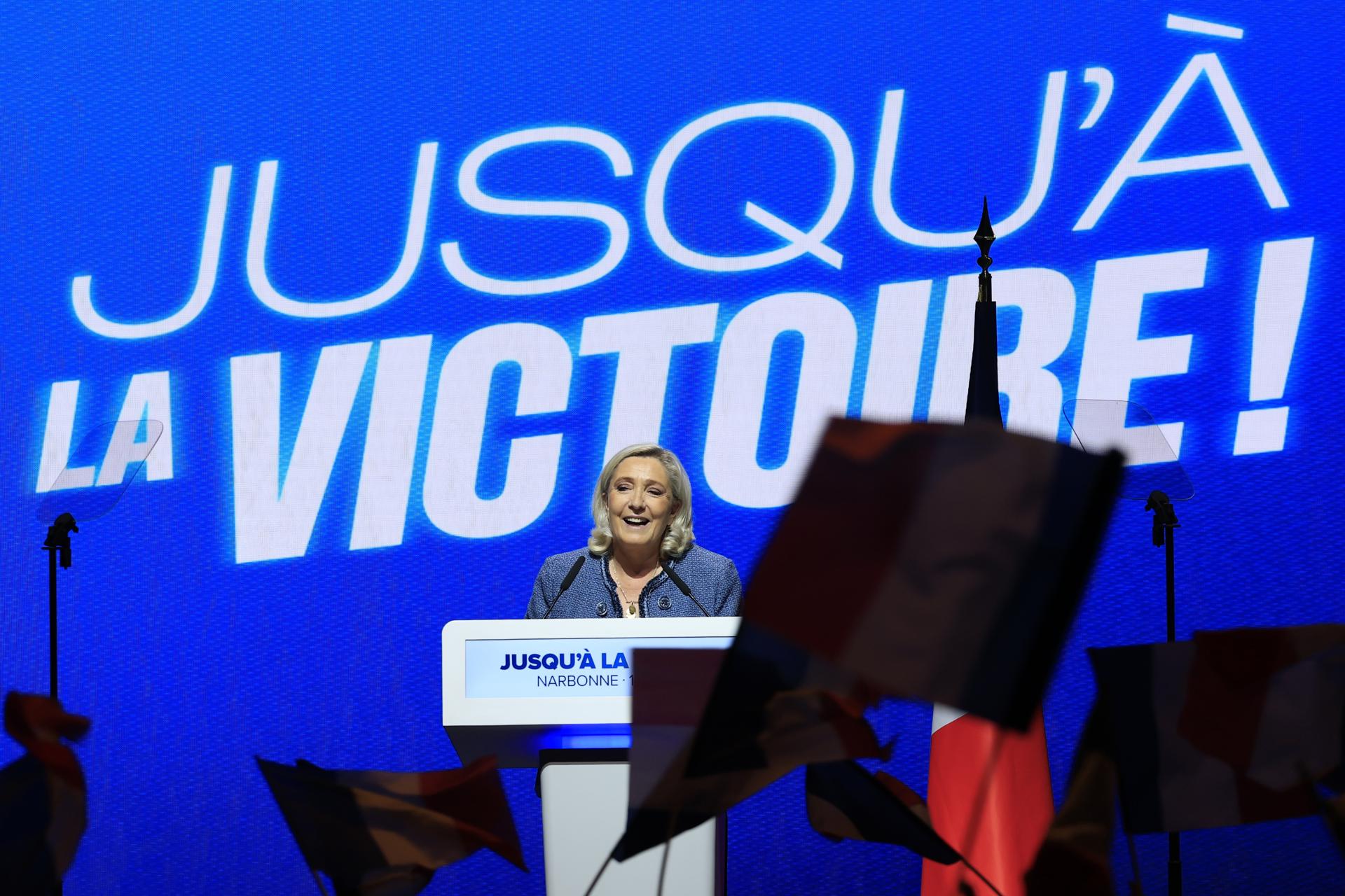 La líder de la extrema derecha francesa, Marine Le Pen, durante un mitin por el Primero de Mayo en Narbona (Francia). EFE/EPA/GUILLAUME HORCAJUELO