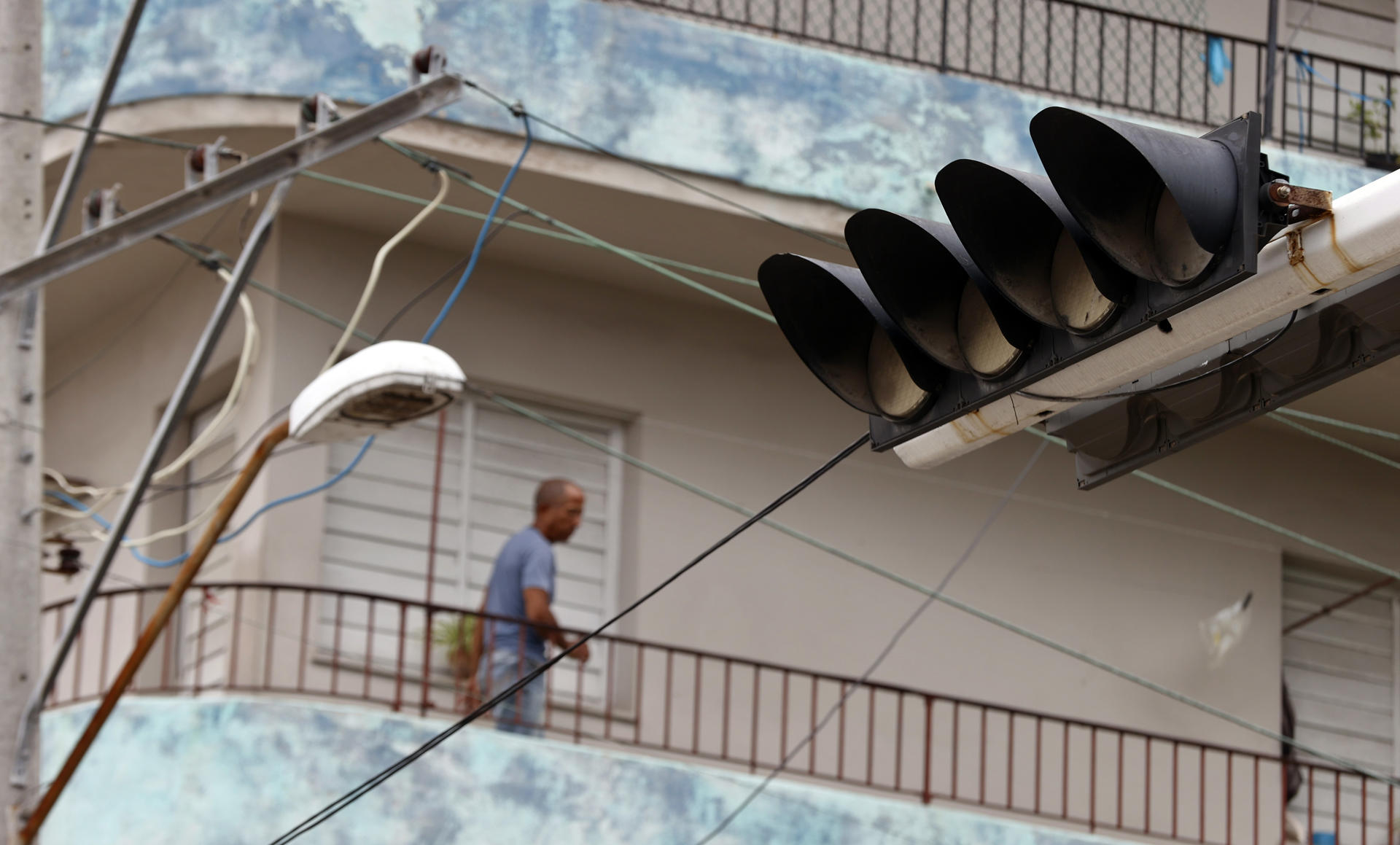 Fotografía de archivo, tomada el pasado 17 de marzo, de un semáforo sin electricidad, durante uno de los cotidianos apagones, en La Habana (Cuba). EFE/Ernesto Mastrascusa