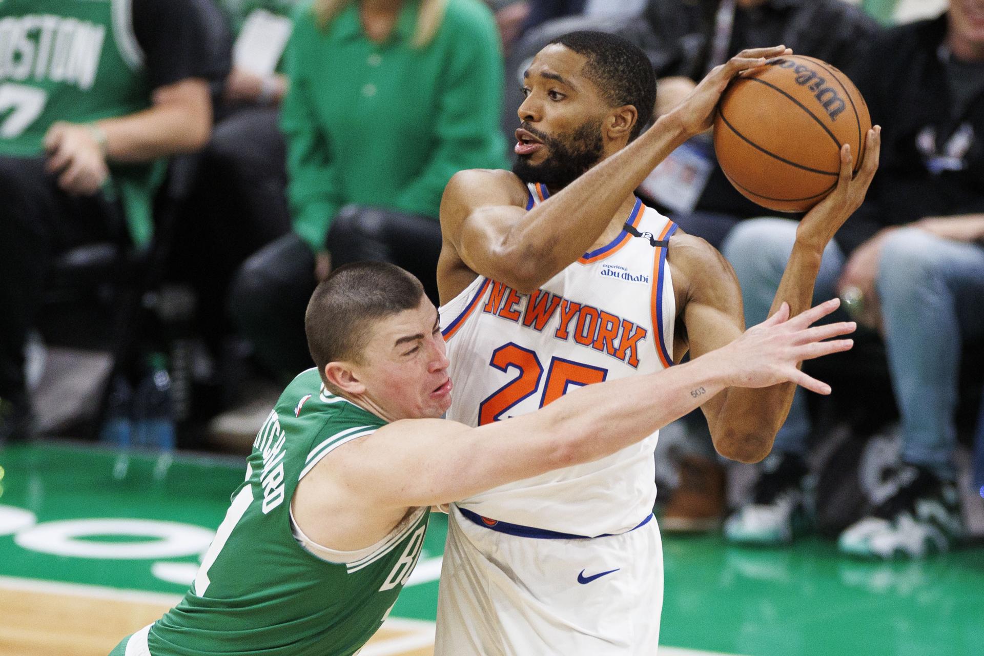 Mikal Bridges (d) domina el balón ante la marca de Payton Pritchard, de los Celtics. EFE/EPA/CJ GUNTHER