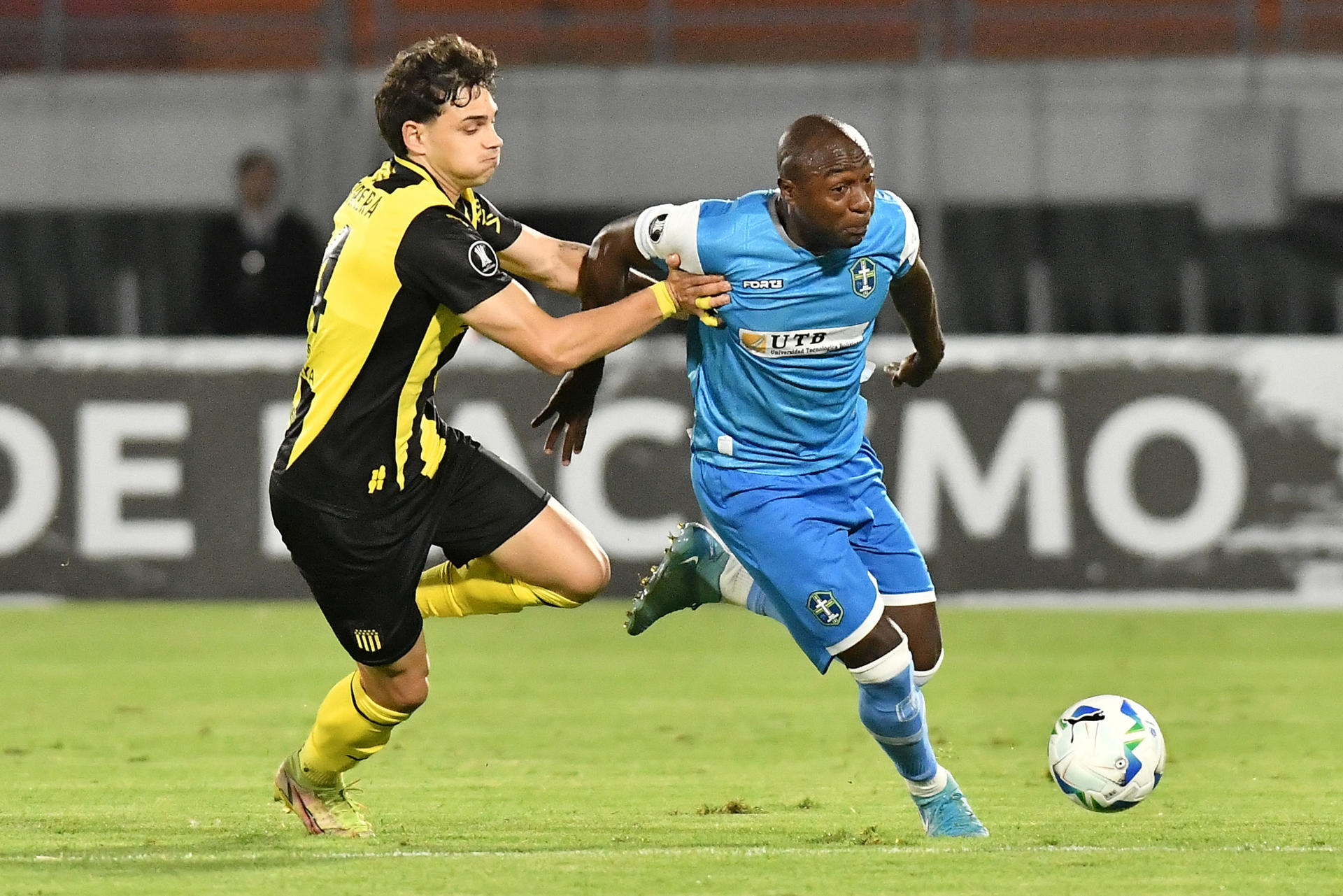 Nahuel Herrera (i), de Peñarol, marca a Oswaldo Blanco, de San Antonio, en partido de la Copa Libertadores en el estadio Félix Capriles de Cochabamba (Bolivia). EFE/ Jorge Ábrego