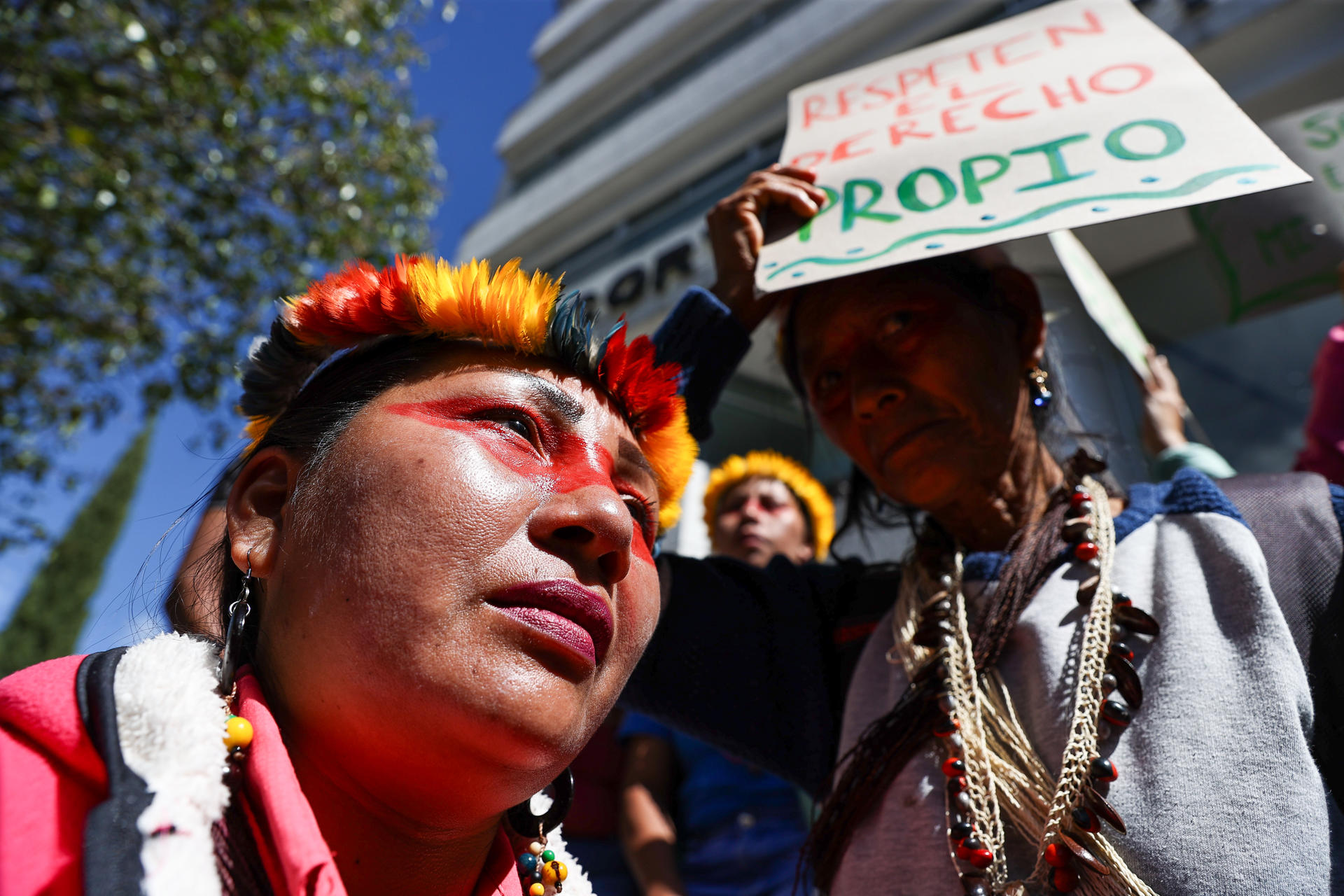 Integrantes de comunidades indígenas waorani se manifiestan durante una marcha este martes, en Quito (Ecuador). EFE/José Jácome
