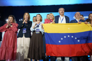 La secretaria general del PP, Cuca Gamarra (3i), y el presidente del PP de Canarias, Manuel Domínguez (2d), sostienen una bandera de Venezuela durante el X Congreso Insular del Partido Popular de Tenerife que se celebró este sábado en Santa Cruz de Tenerife. EFE/Ramón de la Rocha