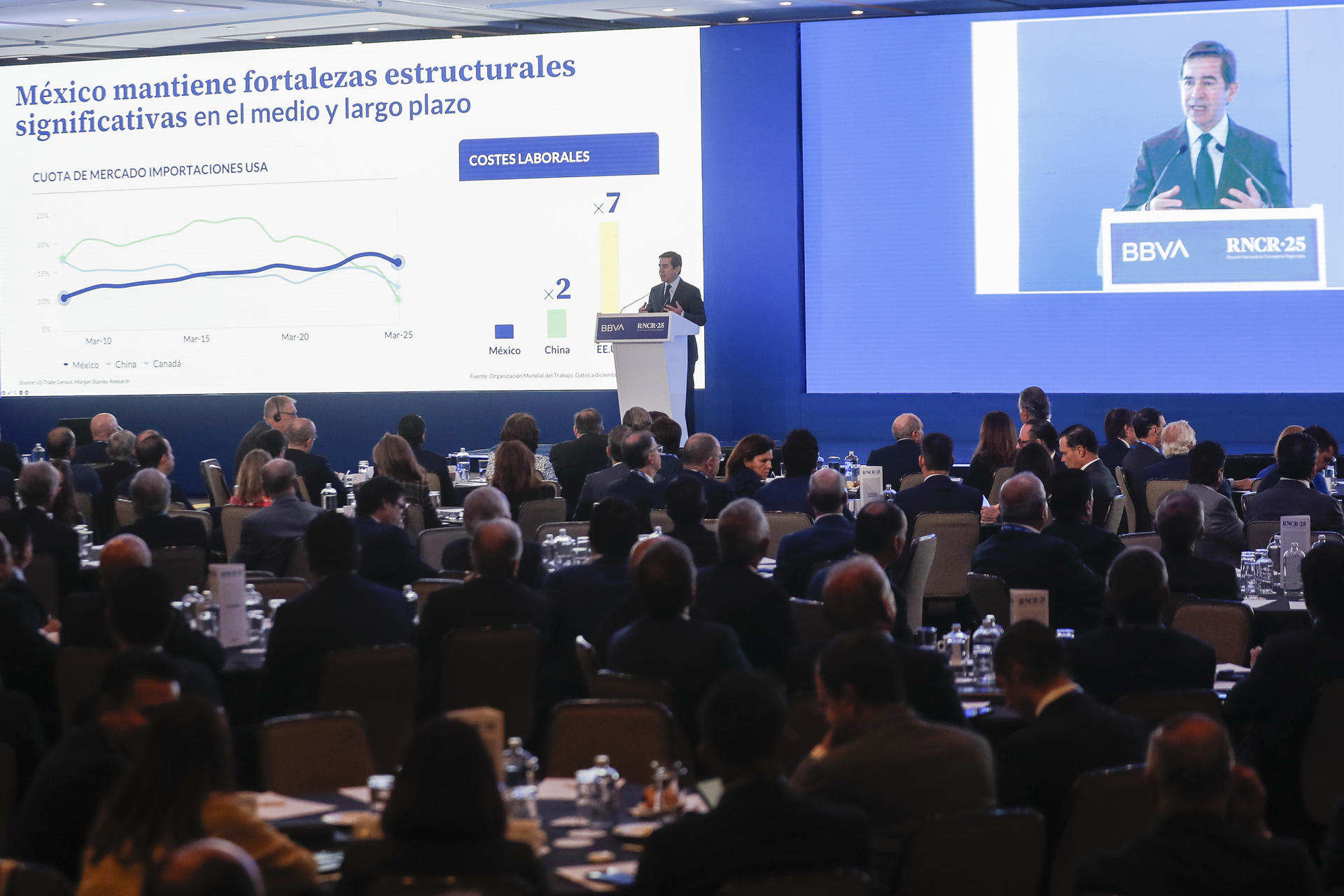 El presidente de Grupo BBVA, Carlos Torres Vila, habla en la Reunión Nacional de Consejeros Regionales este martes, en Ciudad de México (México). EFE/ Isaac Esquivel
