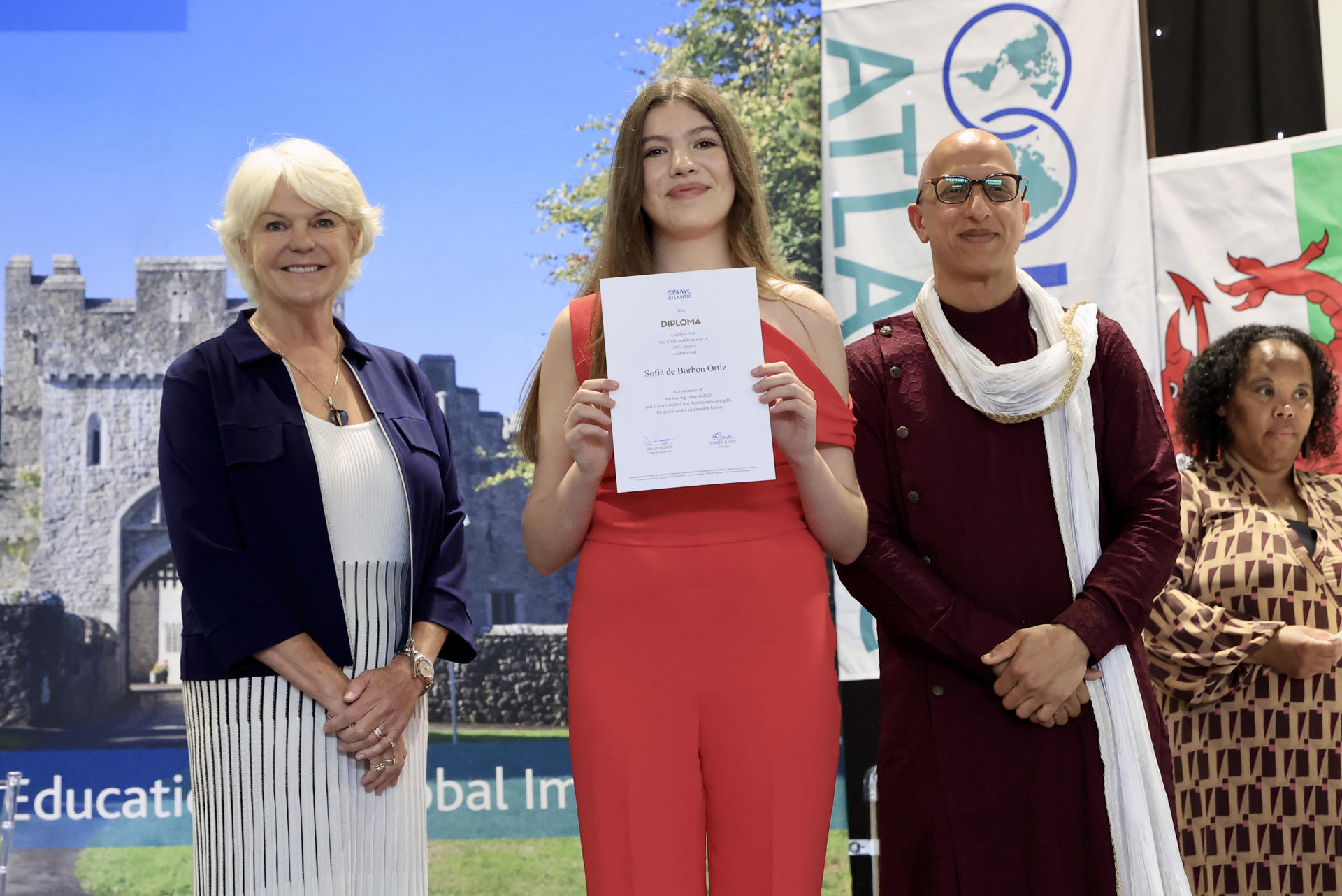 La infanta Sofía recibe su diploma de graduada en Bachillerato Internacional de manos de Naheed Bardai, director del UWC College de Gales, y Jill Longson, presidenta del Comité de Gobierno del UWC Atlantic College y antigua alumna de 1981, durante la ceremonia de graduación en el colegio de Gales, donde ha concluido el Bachillerato Internacional. EFE/ Francisco Gómez/CASA DE SU MAJESTAD EL REY. *** El Rey SOLO USO EDITORIAL/SOLO DISPONIBLE PARA ILUSTRAR LA NOTICIA QUE ACOMPAÑA (CRÉDITO OBLIGATORIO) ***
