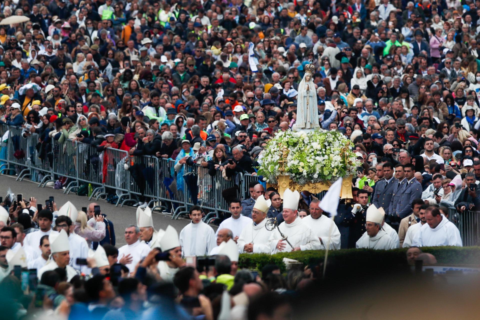 La imagen de Nuestra Señora de Fátima es llevada en alto durante la Procesión de Despedida en las ceremonias religiosas de la peregrinación en el Santuario de Fátima en Ourem, Portugal, el 13 de mayo de 2025. EFE/EPA/PAULO CUNHA
```