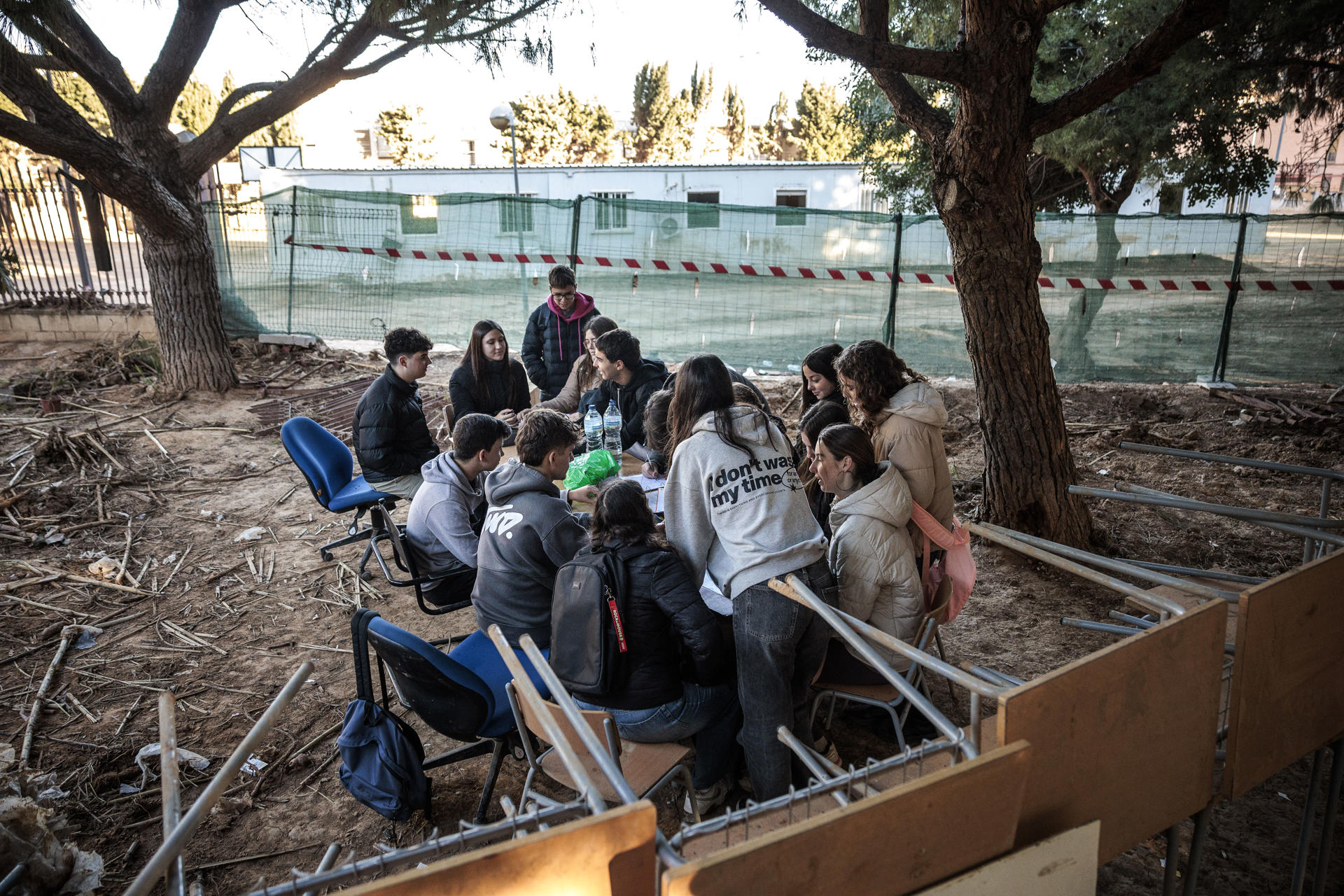 Alumnado, profesorado y familias del Instituto de Educación Secundaria (IES) Berenguer Dalmau de Catarroja se concentraron en el centro educativo, afectado por la dana. EFE/Biel Aliño