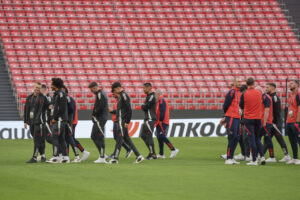 Los jugadores del Manchester United durante el reconocimiento del terreno de juego en la víspera de la final de la Liga Europa que van a disputar ante el Tottenham Hotspurs en el estadio de San Mamés. EFE/Luis Tejido