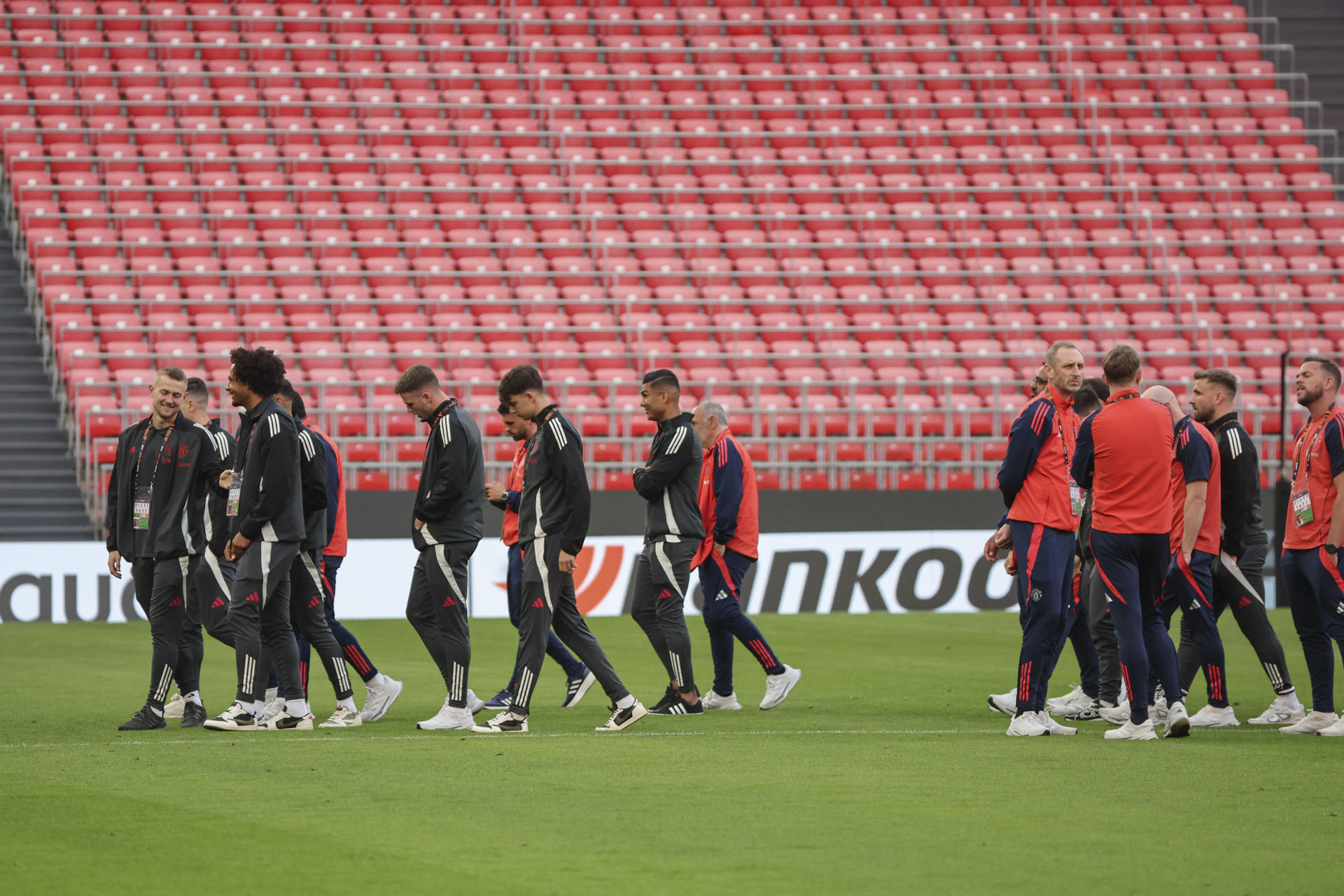 Los jugadores del Manchester United durante el reconocimiento del terreno de juego en la víspera de la final de la Liga Europa que van a disputar ante el Tottenham Hotspurs en el estadio de San Mamés. EFE/Luis Tejido