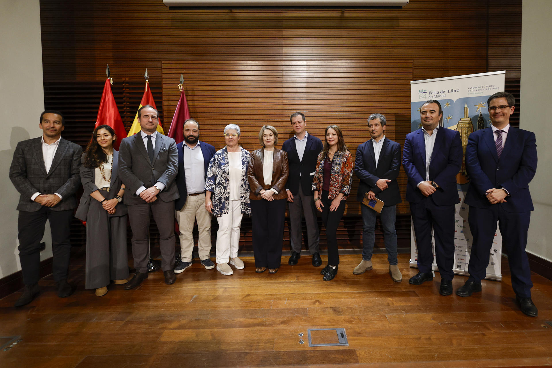 La delegada del Área de Gobierno de cultura, Turismo y Deporte del Ayuntamiento de Madrid, Marta Rivera de la Cruz (6i), y la directora de la Feria del Libro de Madrid, Eva Orúe (5i), posan para una foto de grupo durante la rueda de prensa de presentación de la 84ª Feria del Libro de Madrid, celebrada este martes. EFE/ Sergio Pérez