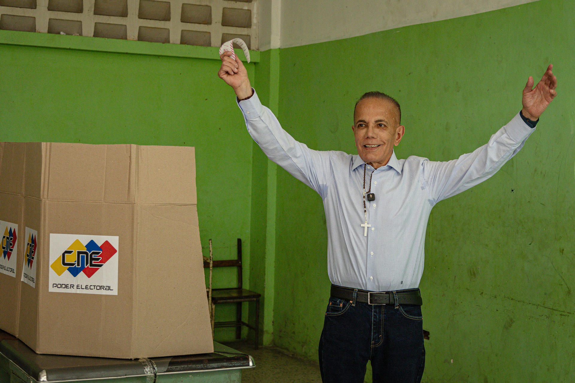 El candidato opositor Manuel Rosales vota este domingo en Maracaibo (Venezuela). EFE/ Henry Chirinos