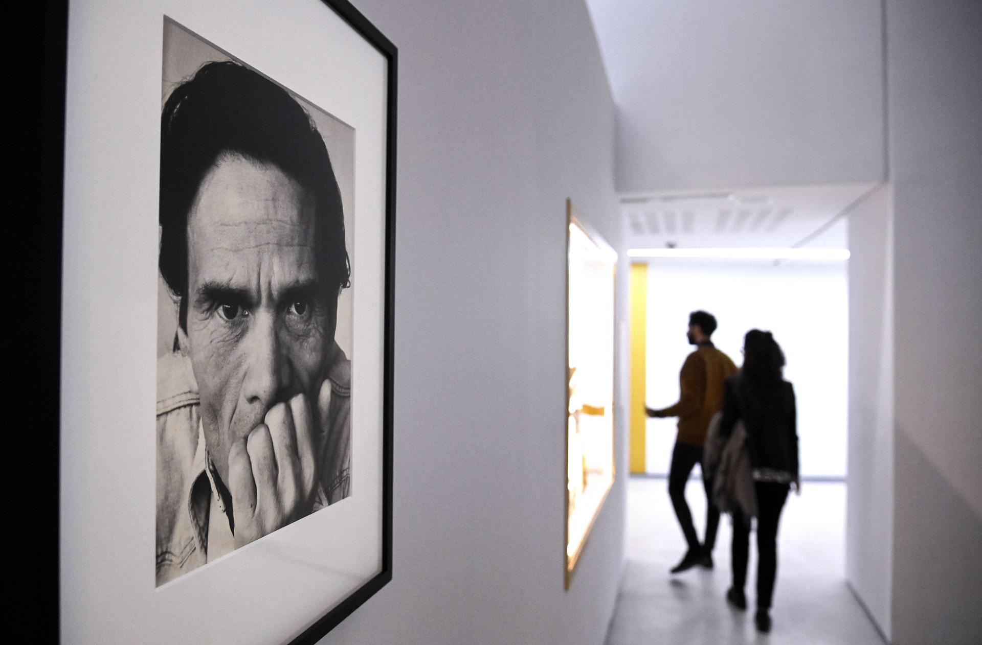 Imagen de archivo de un retrato de Pier Paolo Pasolini en una exposición. EFE/EPA/RICCARDO ANTIMIANI