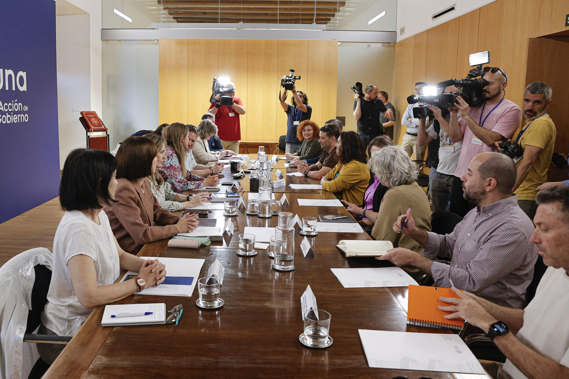 La vicepresidenta y ministra para la Transición Ecológica y el Reto Demográfico, Sara Aagesen, se reúne con las asociaciones de víctimas de la dana de Valencia para tratar sobre las obras contra las inundaciones en los barrancos del Poyo, Gallego y La Saleta. EFE/Manuel Bruque