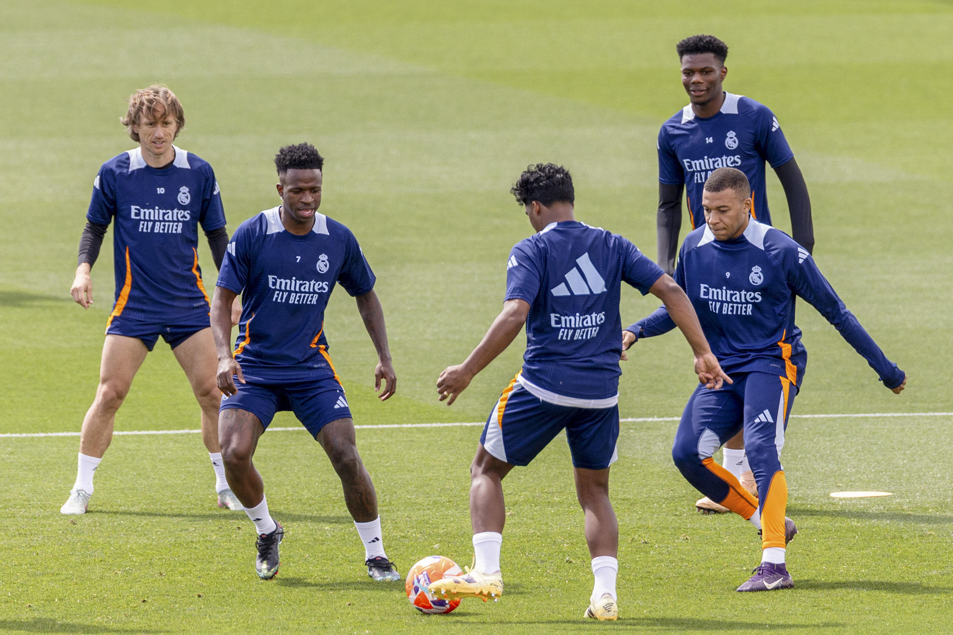 Los jugadores del Real Madrid durante el entrenamiento de este sábado en Valdebebas, preparatorio del clásico que mañana le enfrenta al FC Barcelona.-EFE/ Daniel González