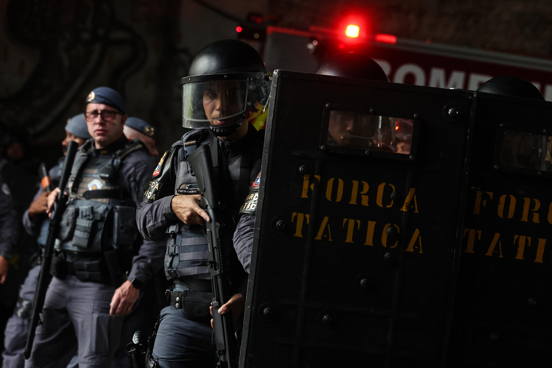 Integrantes de la Policía fueron captados este martes, 13 de mayo, al enfrentar a un grupo de manifestantes, durante una protesta en contra del desalojo de algunas familias, en Sao Paulo (Brasil). EFE/Isaac Fontana