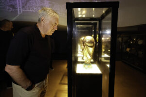 Fotografía cedida por la Confederación Brasileña de Fútbol (CBF) del seleccionador Carlo Ancelotti durante su visita, este martes, al Museo del Fútbol, en Río de Janeiro. EFE/ Rafael Ribeiro / Confederación Brasileña de Fútbol. (SOLO USO EDITORIAL)