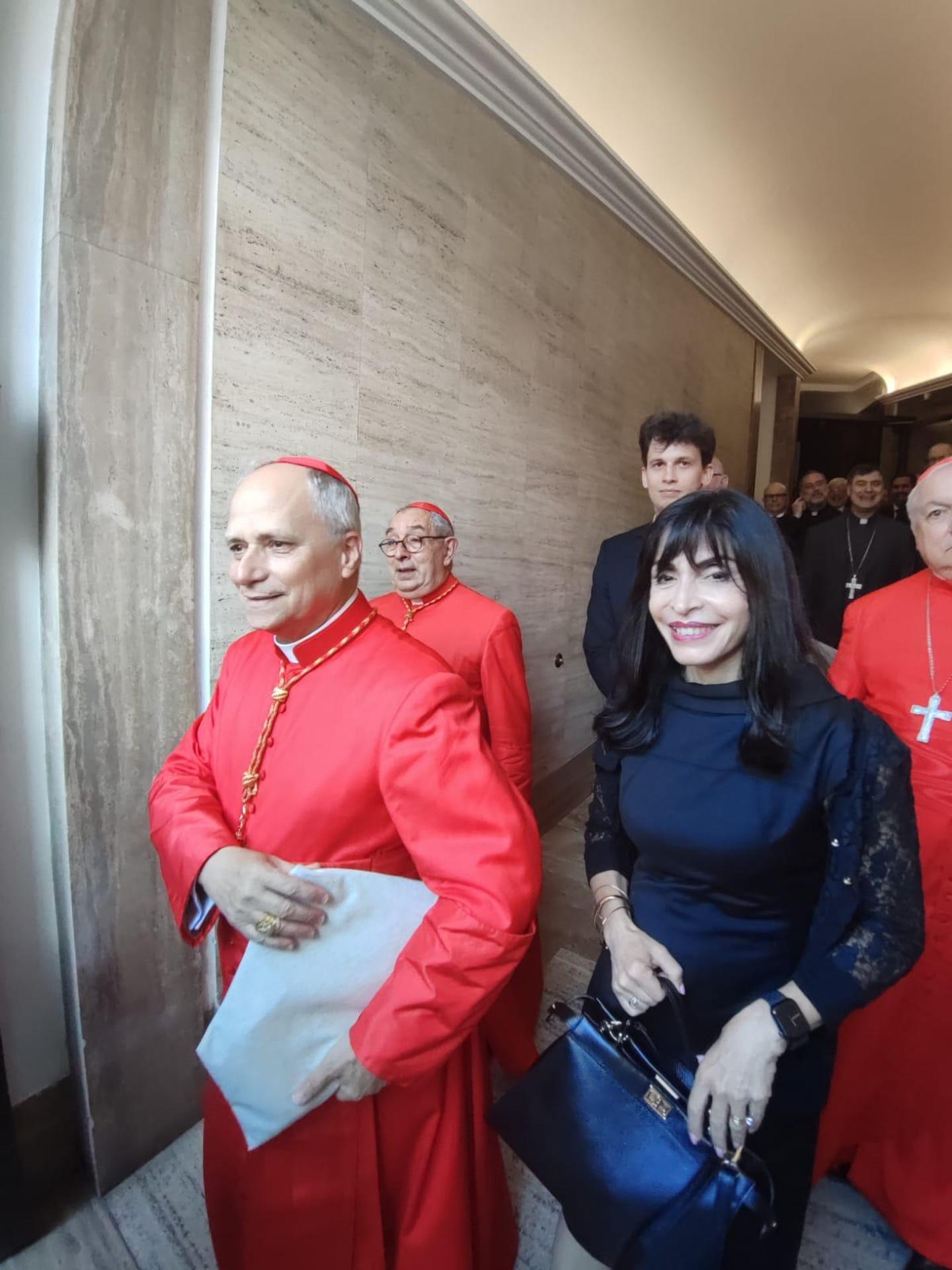 Imagen facilitada de la teóloga argentina Emilce Cuda durante un encuentro con el entonces cardenal Robert Prevost. El estadounidense Robert Prevost, el papa León XIV, fue el elegido por Francisco para continuar con su legado, pues le consideraba "la persona capaz de poder conducir la Iglesia" en "un mundo en conflicto", asegura a EFE la teóloga argentina Emilce Cuda, que trabajó muy estrechamente con ambos pontífices. EFE/Emilce Cuda  SOLO USO EDITORIAL/SOLO DISPONIBLE PARA ILUSTRAR LA NOTICIA QUE ACOMPAÑA (CRÉDITO OBLIGATORIO)