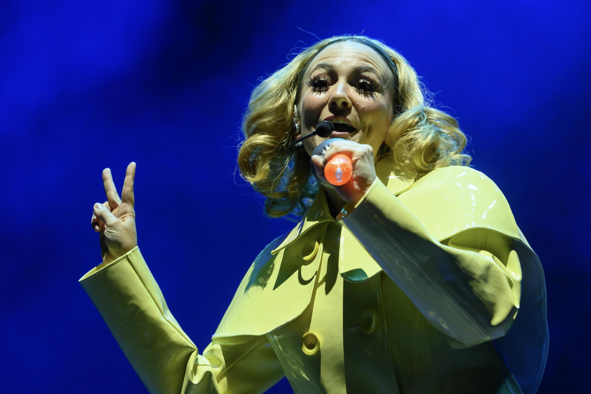 La cantante Rigoberta Bandini durante su actuación hoy sábado en el Icónica Santalucía Sevilla Fest que se celebra en la capital andaluza. EFE/ Raúl Caro.