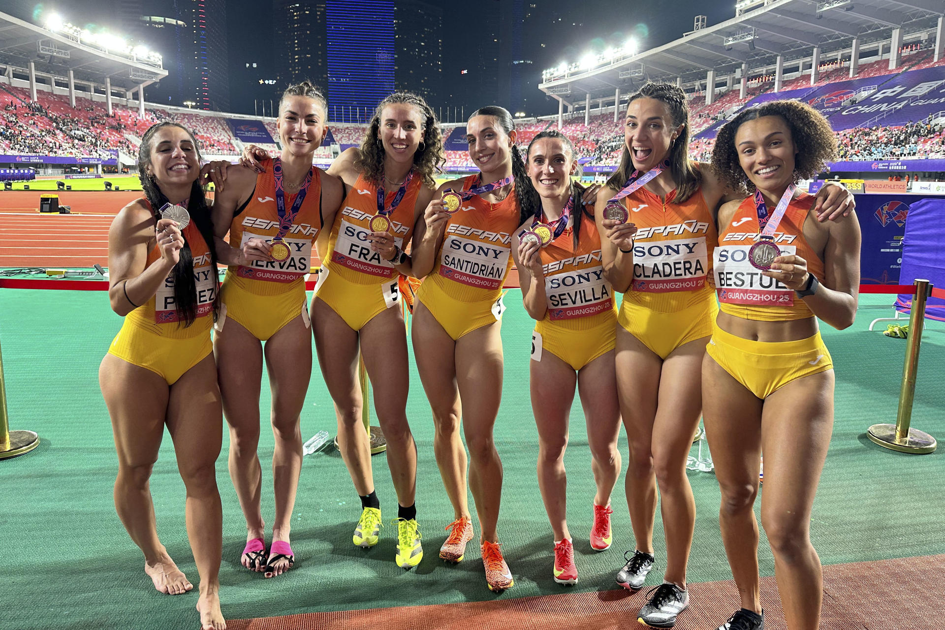 -El relevo 4x100 femenino, formado por Esperança Cladera, Jaël Bestué, Paula Sevilla y Maribel Pérez, se proclamó este domingo subcampeón del mundo, solo superado en meta por Gran Bretaña en los Mundiales disputados en Guanzhou (China). El equipo español, con un tiempo de 42:28, realizó la segunda mejor marca nacional de siempre para llevarse el bronce en los Mundiales de relevos, en los que Gran Bretaña, con Nia Wedderburn-Goodison, Amy Hunt, Blanca Williams y Sucess Eduan, se colgó el oro con 42:21.-EFE/RFEA/Sportmedia
