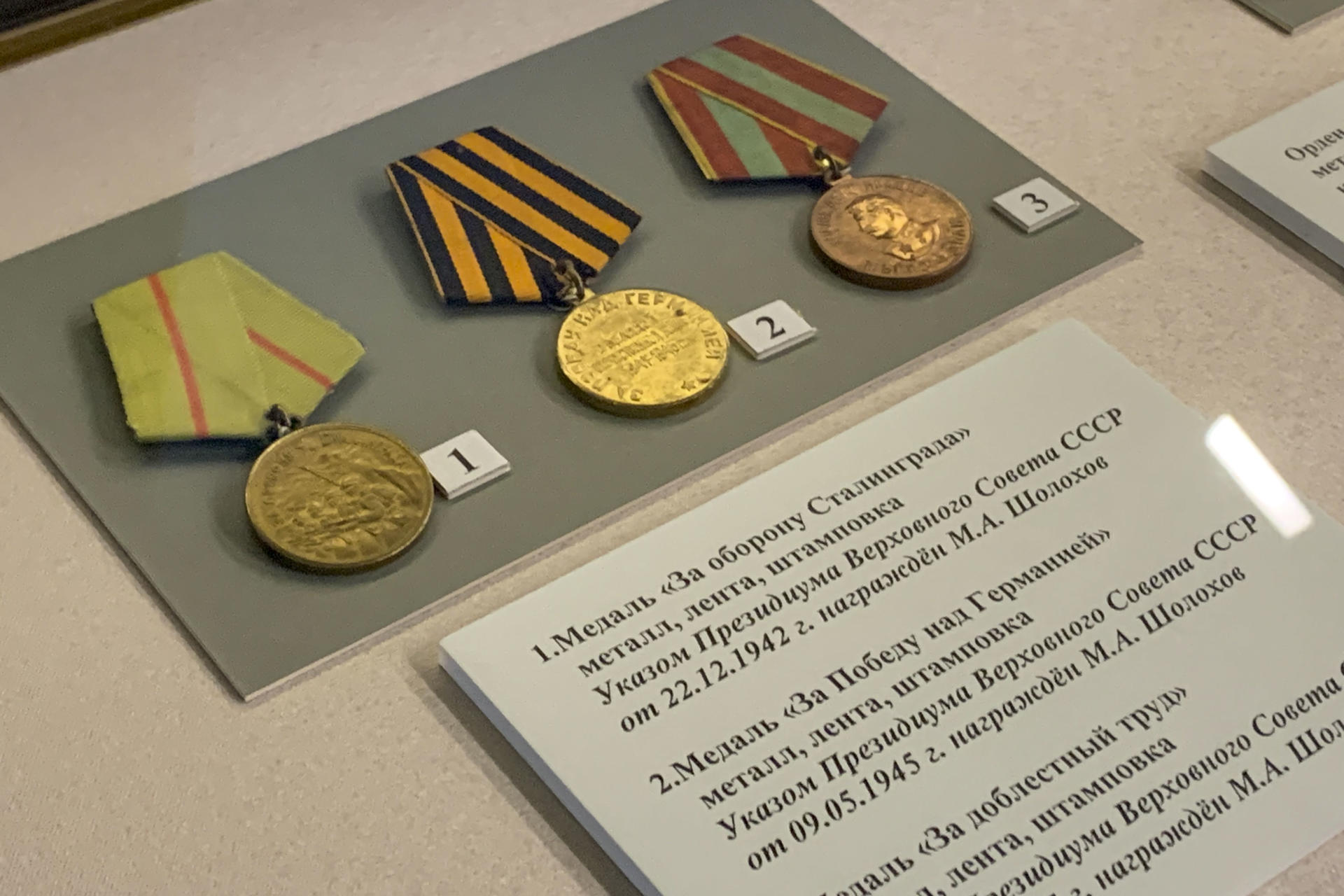 La obra del premio Nobel de Literatura soviético Mijaíl Shólojov durante la II Guerra Mundial se expone estos días al público en el Museo de la Victoria de Moscú para ofrecer a los visitantes más detalles sobre la vida del célebre autor de 'El Don apacible'. La exposición, en la imagen sus medallas, organizada con ocasión del 120 aniversario del nacimiento del escritor, que se cumple este sábado, incluye más de 50 piezas, entre ellas objetos personales de Shólojov, cartas de soldados a nombre del escritor, así como páginas mecanografiadas de su novela 'Ellos lucharon por la Patria' con correcciones a mano.-EFE/ Anush Janbabian
