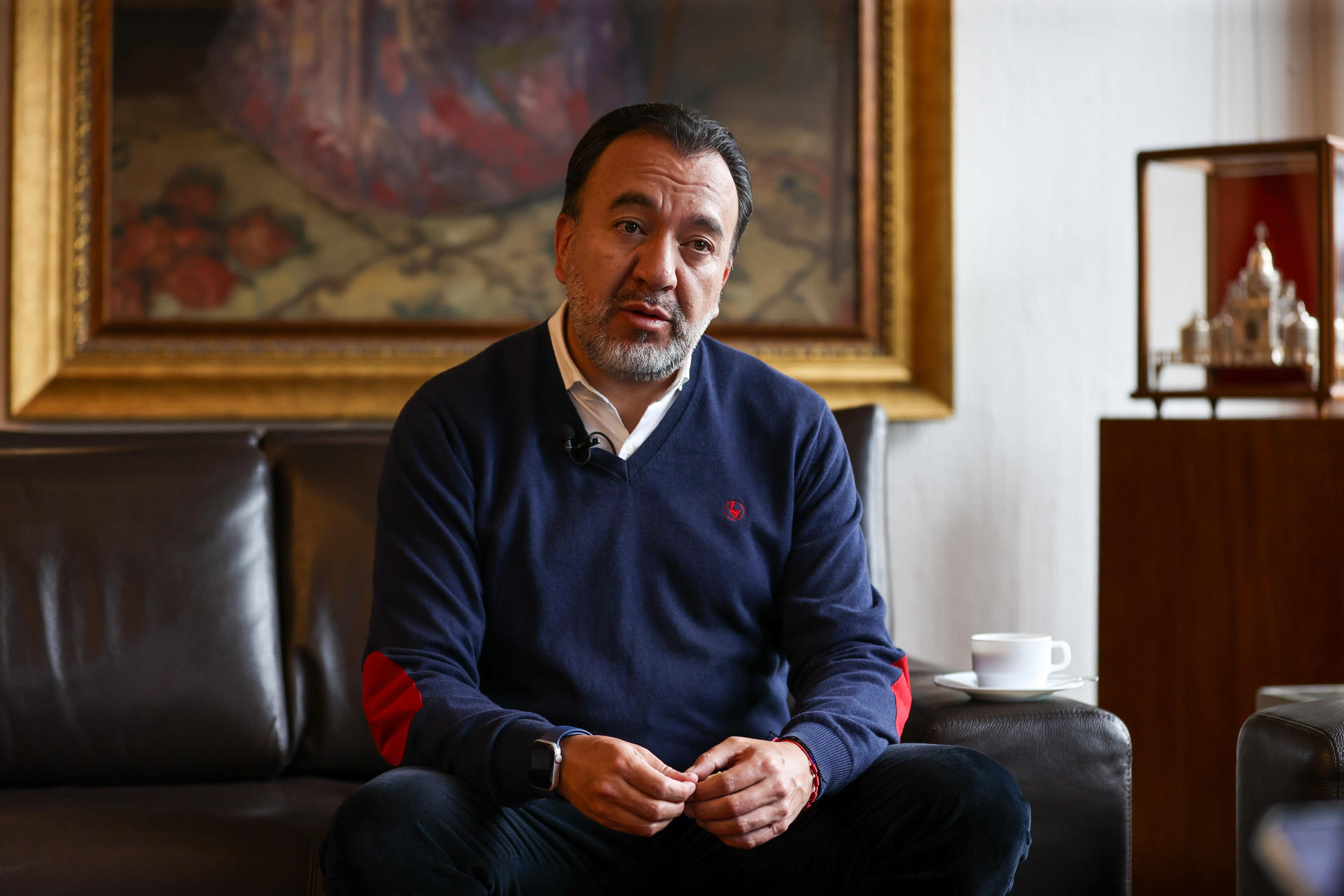 El alcalde de Quito, Pabel Muñoz, habla durante una entrevista con EFE en Quito (Ecuador). EFE/ José Jácome