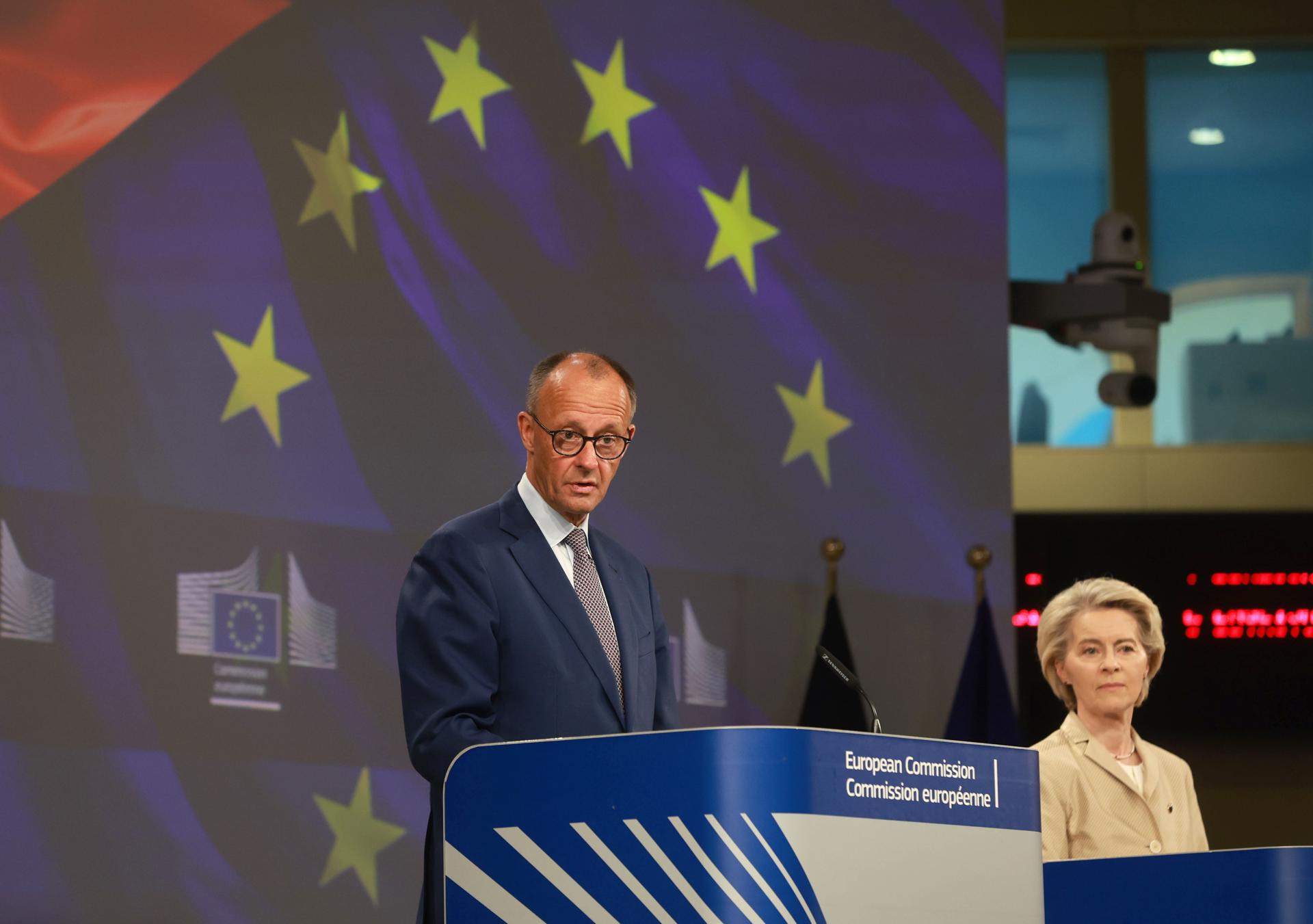 El canciller alemán, Firiedrich Merz, se dirige a la prensa en Bruselas junto a la presidenta de la Comisión Europea, Ursula von der Leyen. EFE/EPA/Olivier Hoslet