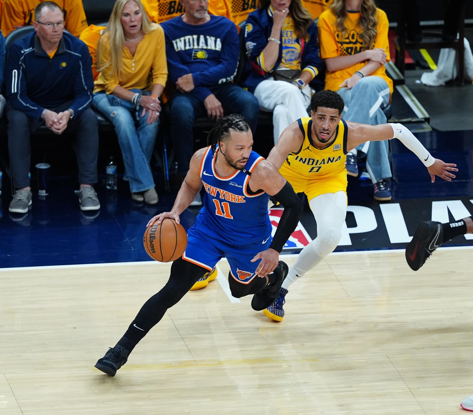 El escolta de los New York Knicks Jalen Brunson (I) es bloqueado por el escolta de los Indiana Pacers Tyrese Haliburton (d) durante la primera mitad del tercer partido de las finales de la Conferencia Este entre los Indiana Pacers y los New York Knicks en el Gainbridge Fieldhouse en Indianápolis, Indiana (EE.UU.). EFE/BRIAN SPURLOCK SHUTTERSTOCK OUT