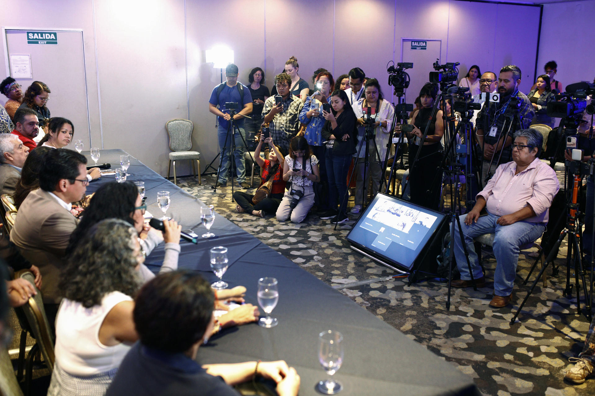Periodistas asisten a la conferencia de representantes de diversas organizaciones defensoras de derechos humanos este miércoles, en San Salvador (El Salvador). EFE/ Rodrigo Sura