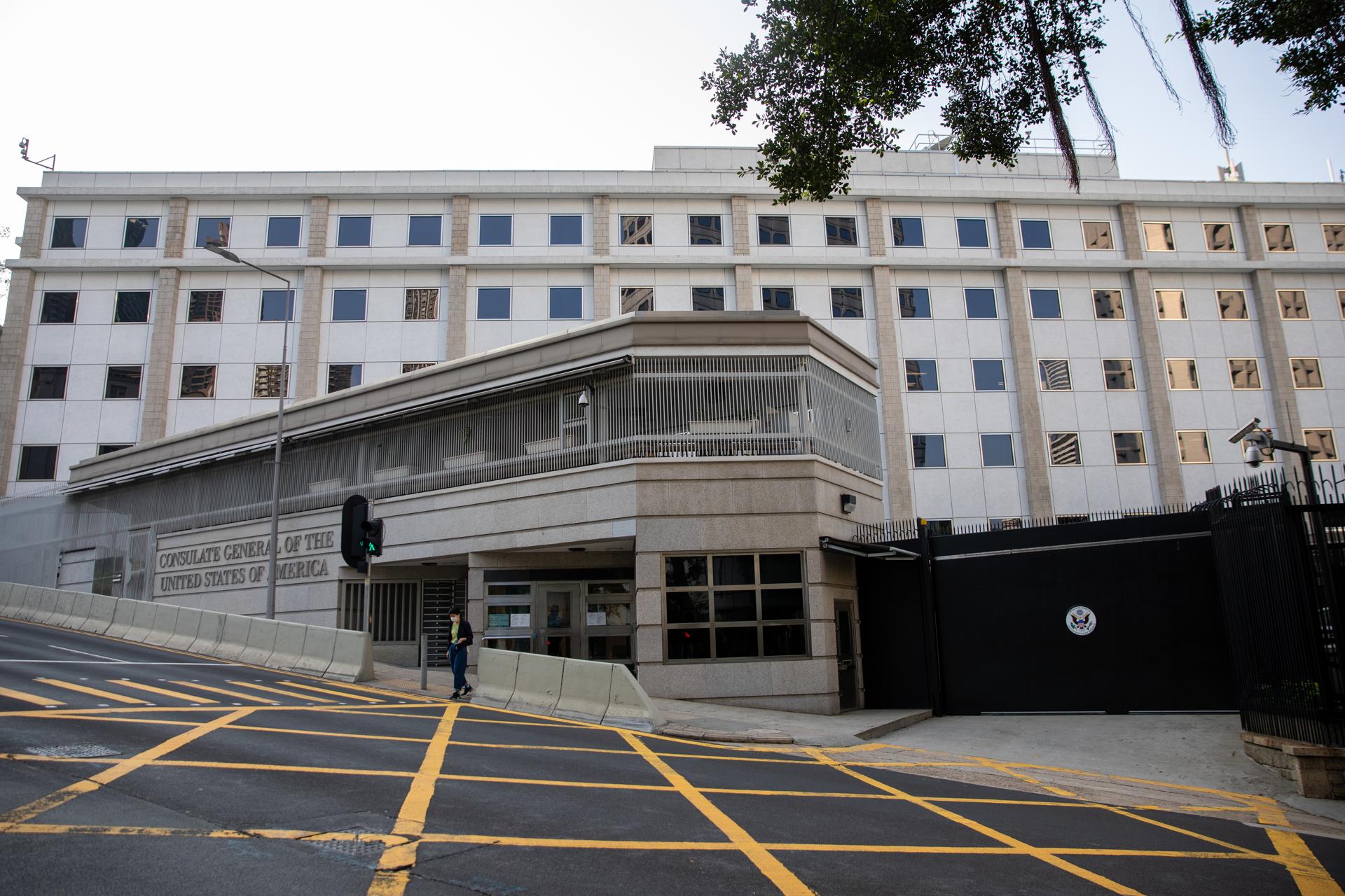 Fotografía de archivo de la sede de un Consulado de Estados Unidos, donde generalmente se tramita la visa de estudiante. 
EFE/Jerome Favre